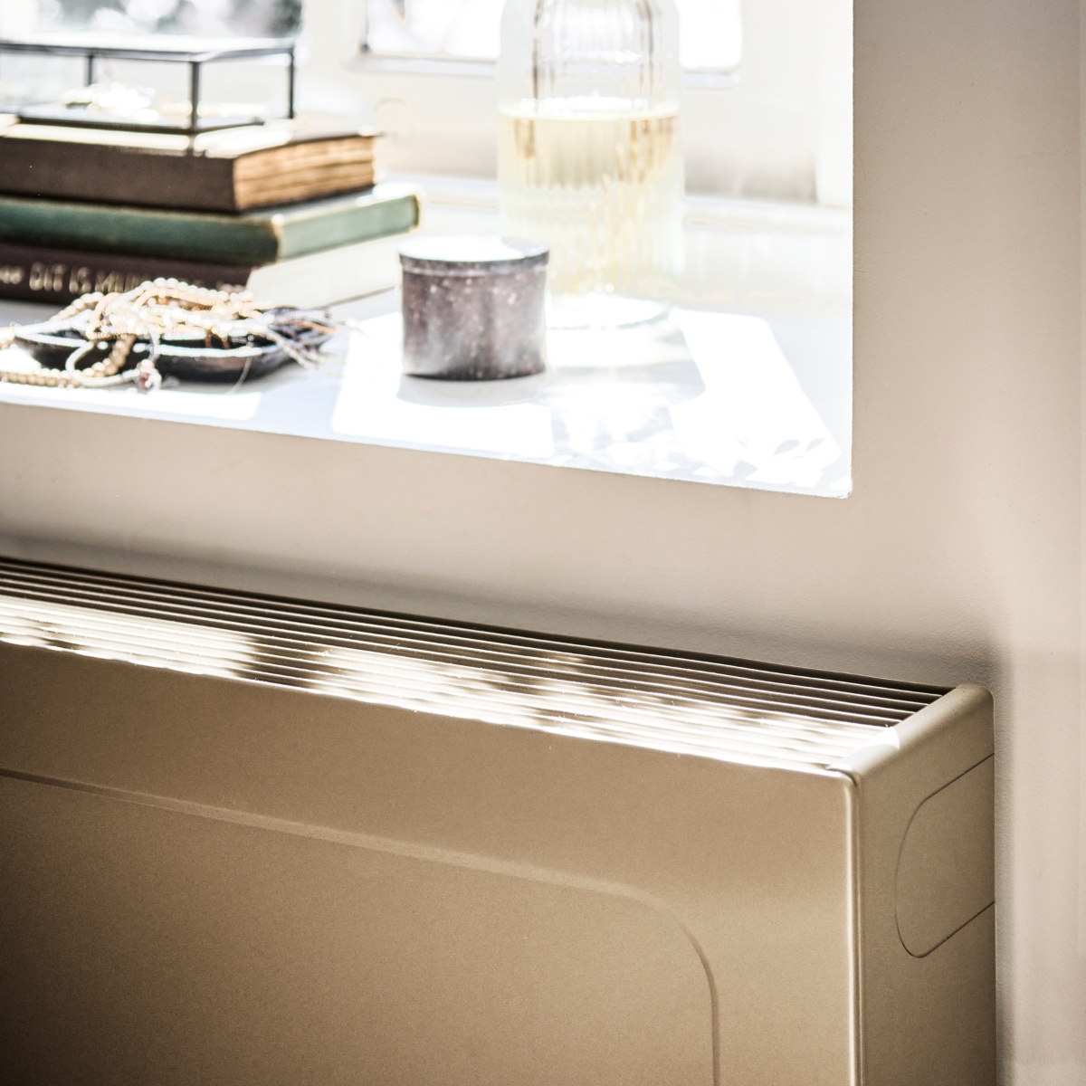 Muurverf Lime Paint in kleur Witch Hazel van Bauwerk (bauwerkcolour.com). Katoenen plaid Forest aan de muur van Ferm Living, 170x120 cm € 97,20, wollen vloerkleed Sun Tufted L Natural van Ferm Living, 130 cm (Ø) € 269,- (vtwonen.nl). Beige metalen hanglamp € 69,99 (hm.com). Veldbed School Bench Natural van Numero 74 € 185,-, houten blokkenset Skin Tones van Raduga Grez € 45,-, glittertas € 23,-, stoffen ornament Cupid’s Bow van Skippy Cotton € 28,-, linnen organizer Grey Blue Check € 49,-, linnen kussensloop Moutarde 40x60 cm € 25,- (thearchivestore.com). Handgemaakte Dorimu Fairy Doll goud € 55,- (elenfhant.nl). Brass J Hook L per stuk € 9,- (thefinestore.com). Sterkussen van Numero 74 € 19,- (lidor.nl). Poezentasje, boeken, knuffels privébezit. vtwonen 11-2022 | fotografie Sjoerd Eickmans | styling Kim van Rossenberg | uitvoering Richard van Meerveld