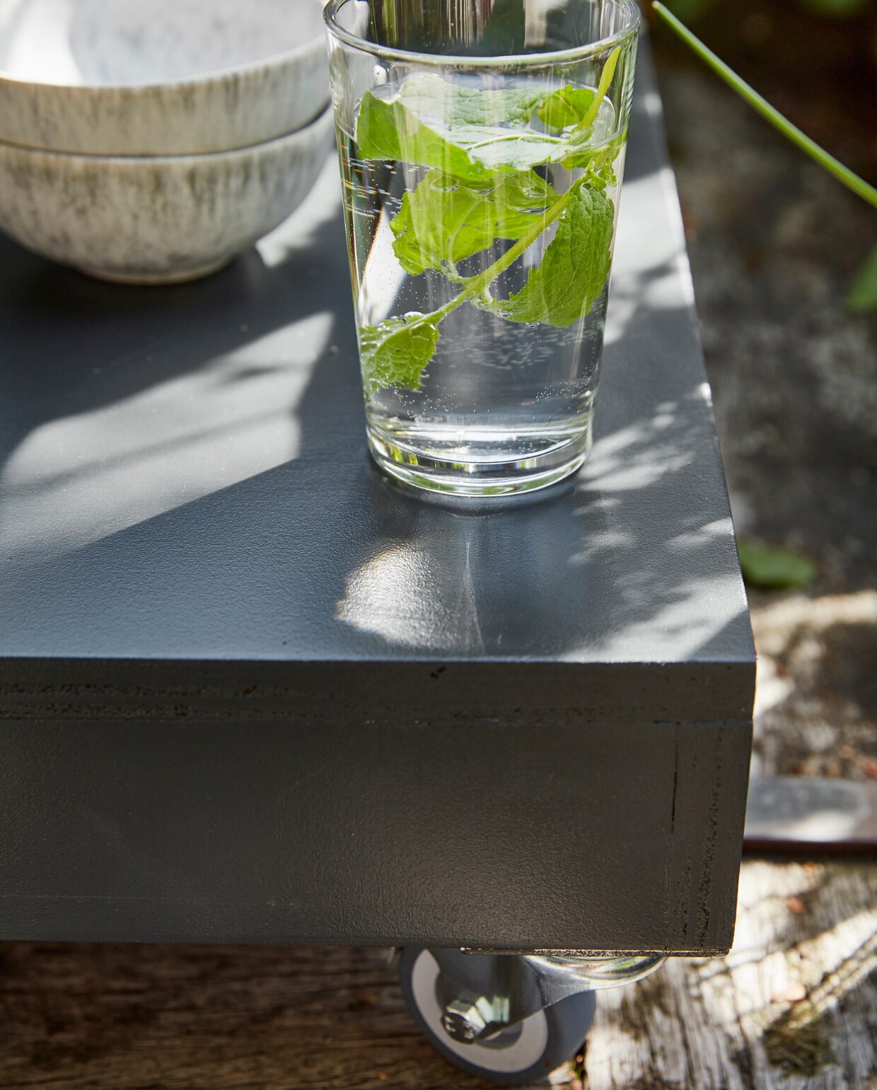 Kleine schalen H&amp;M. Waterglas privébezit. vtwonen special tuin 07 | productie Corrien Flohil | styling Moniek Visser | uitvoering Johan Snoodijk (@snoodijkenco) | fotografie Peggy Janssen