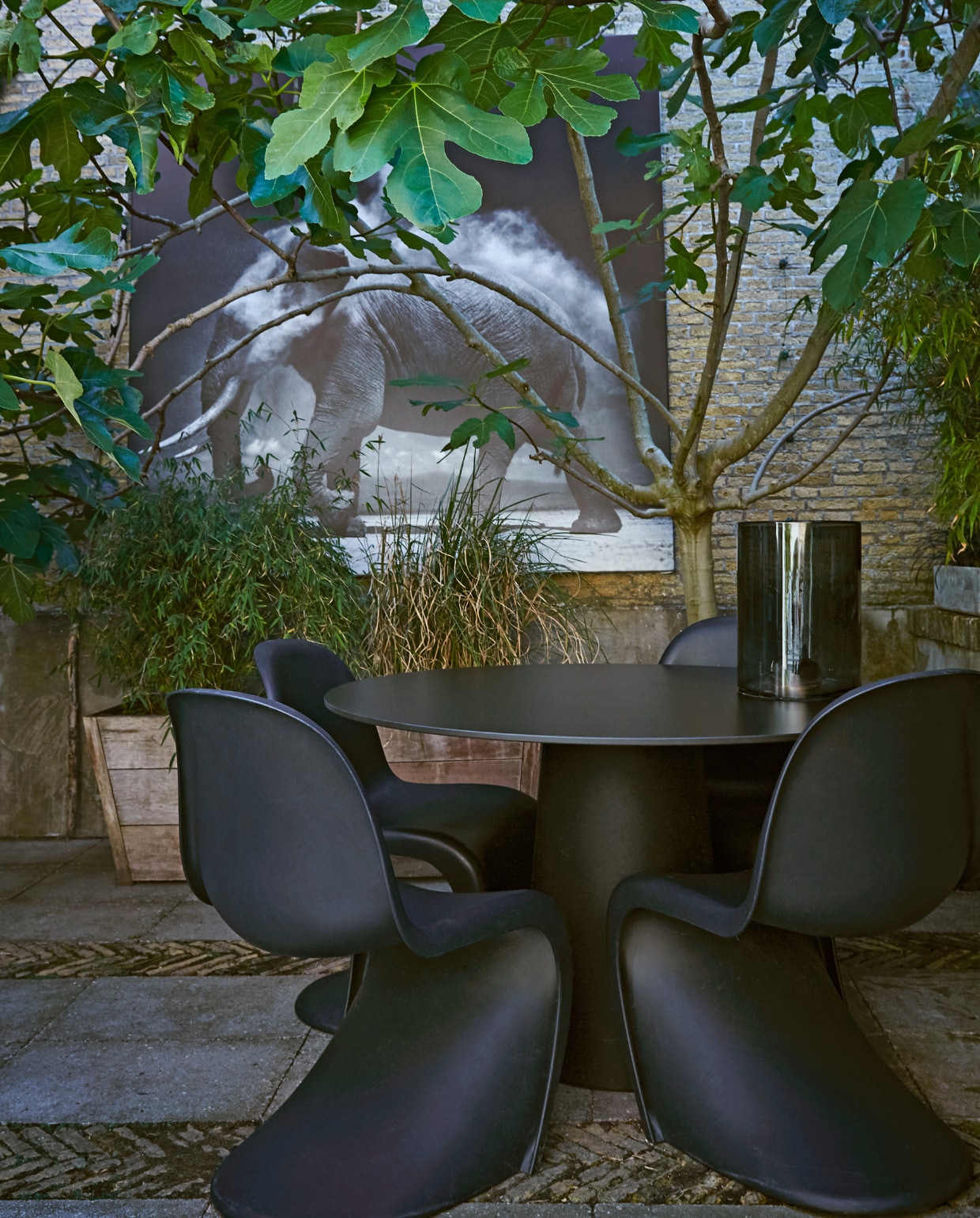 Stoelen Verner Panton van Vitra. Tafel en container Moooi. Foto olifant Kleurgamma. vtwonen 02-2021 | fotografie Tjitske van Leeuwen | styling Marianne Luning