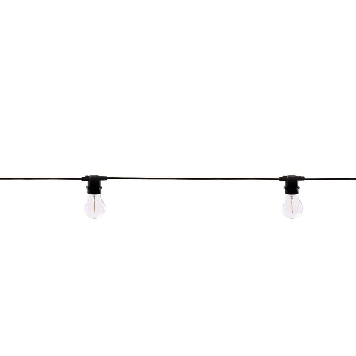 Sfeervol snoer van 10 led-lampjes 4,8w (inclusief)ip 44: weerbestendig, geschikt voor binnen én buiten! Lang snoer van 14,2 meter, met transparante lichtbronnen. € 159 (vtwonen.nl/shop). vtwonen.nl/shop | Seletti | Fonq