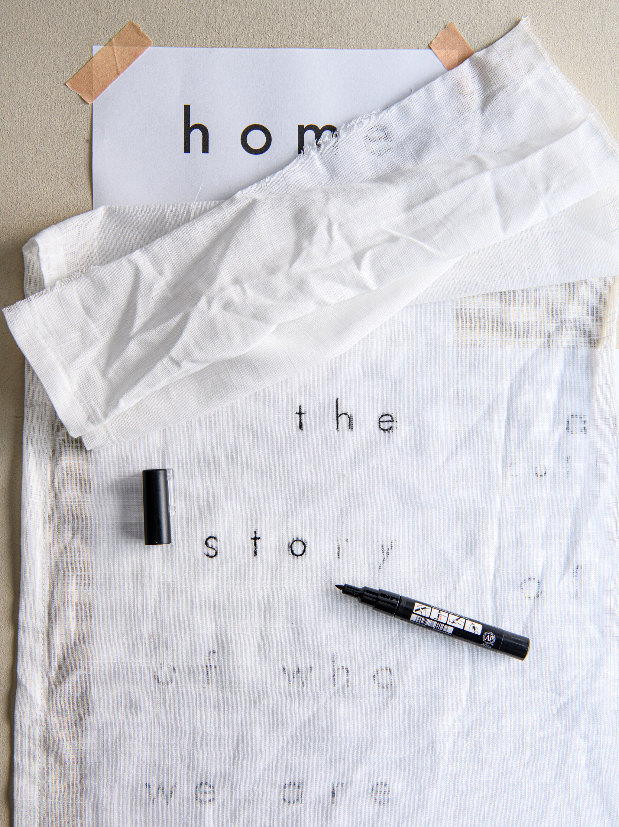 Textielstift zwart 1 mm (pipoos.nl), bouwhout hardhout 210 cm, 9x28 mm (karwei.nl). vtwonen 04-2023 | styling Myla Griese | fotografie Louis Lemaire
