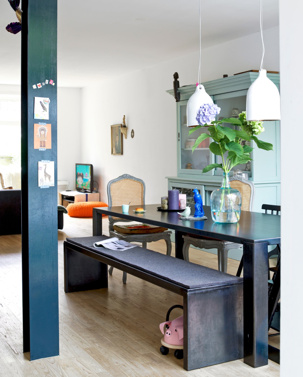 De zwarte, stalen eettafel en het bijbehorende bankje van een winkel op het KNSM-eiland in Amsterdam. Houten stoelen, kringloopwinkel. Kast, Rivièra Maison via Marktplaats zelf geschilderd. De witte hanglampen, The Frozen Fountain. vtwonen 07-2014 | styling Inge van Lieshout | fotografie Louis Lemaire - Inside Homepage