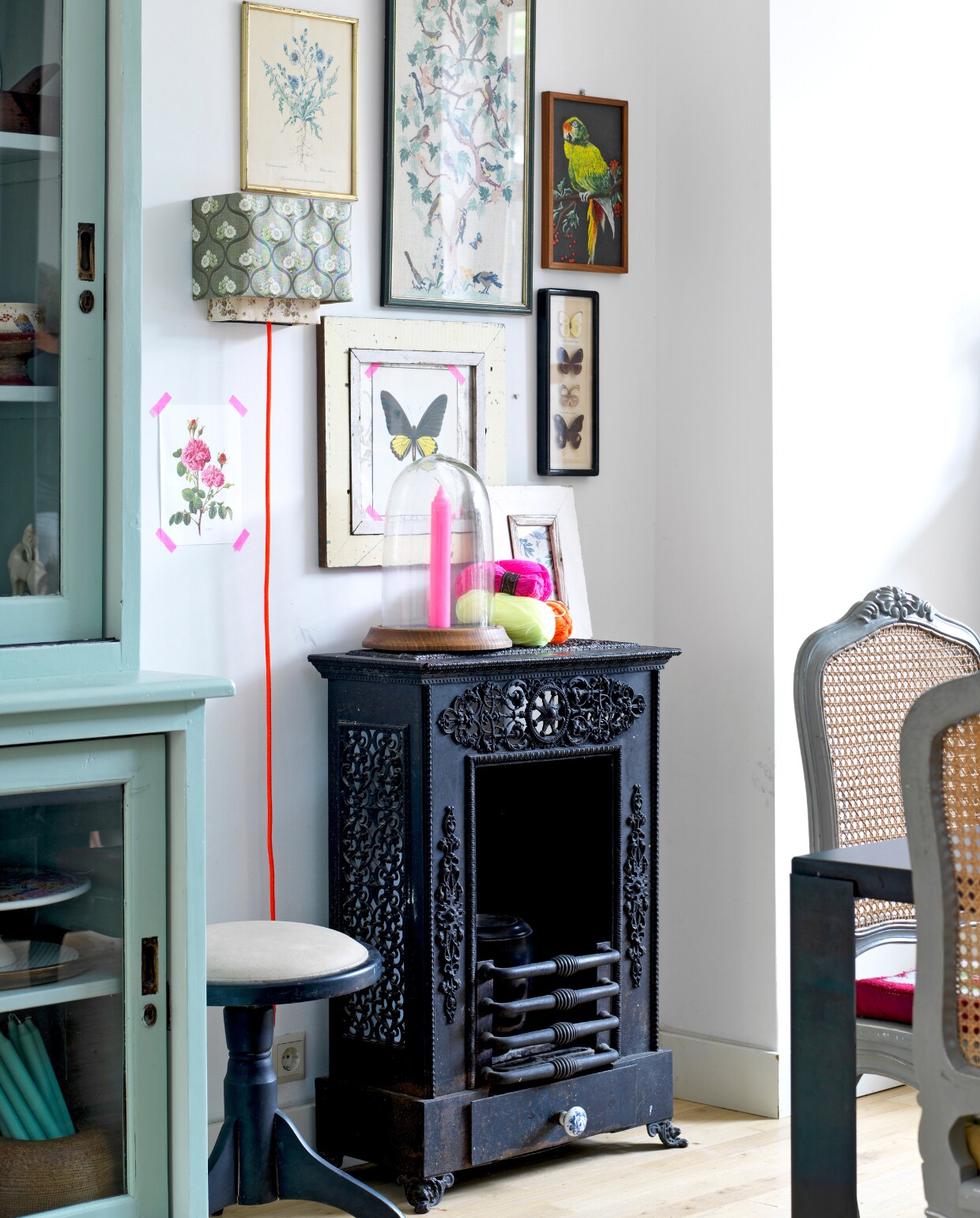Aan de muur verschillende vondsten van rommelmarkten. Wandlamp van Sjakies. Kruk van Josiens moeder gekregen. vtwonen 07-2014 | styling Inge van Lieshout | fotografie Louis Lemaire - Inside Homepage