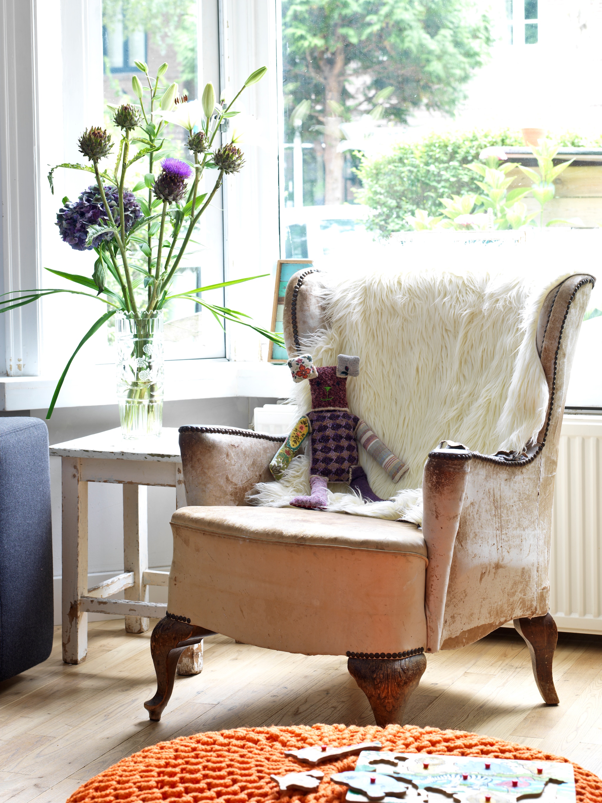 Bank Designsales. Leunstoel van Piet-Heins opa. Poef Tica. vtwonen 07-2014 | styling Inge van Lieshout | fotografie Louis Lemaire - Inside Homepage