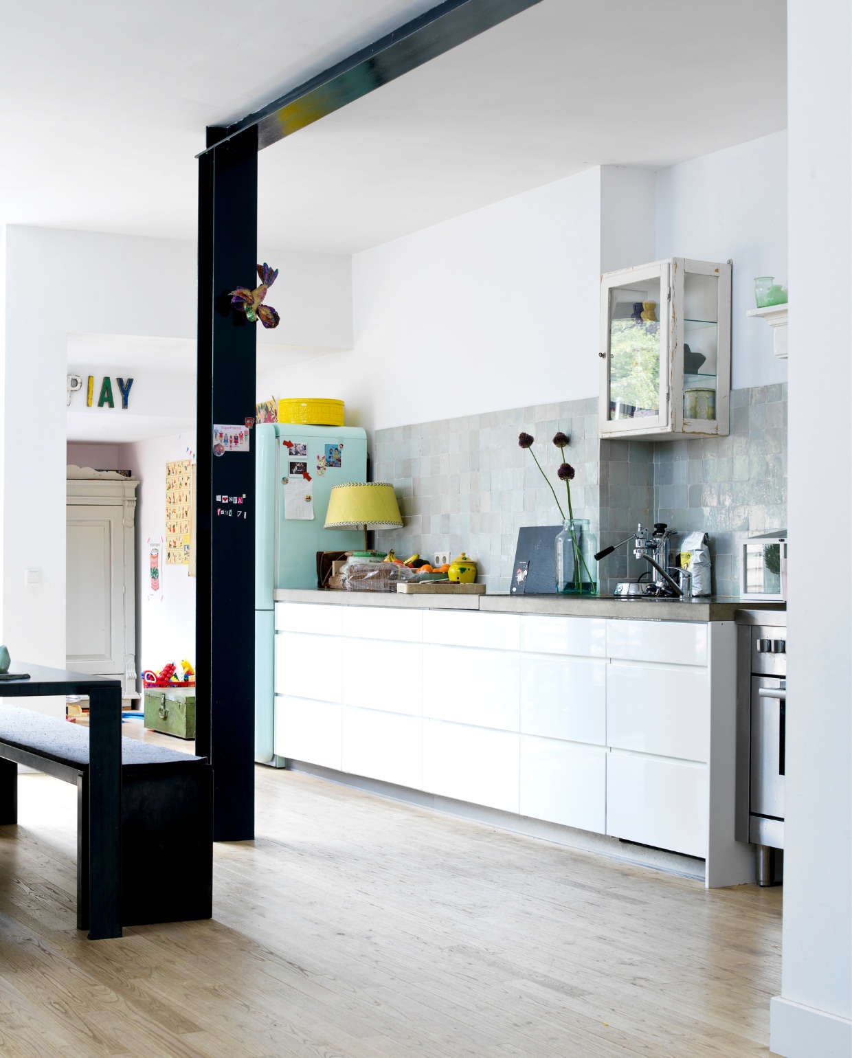 De keuken is van het merk Kvik. Het werkblad is van beton. De wand is bekleed met Marokkaanse zelliges Household Hardware. Vitrinekastje Van Dijk &amp; Ko. Koelkast Smeg, fornuis Scholtès. Koekjespot Pols Potten. Schemerlamp zelf samengesteld. vtwonen 07-2014 | styling Inge van Lieshout | fotografie Louis Lemaire - Inside Homepage