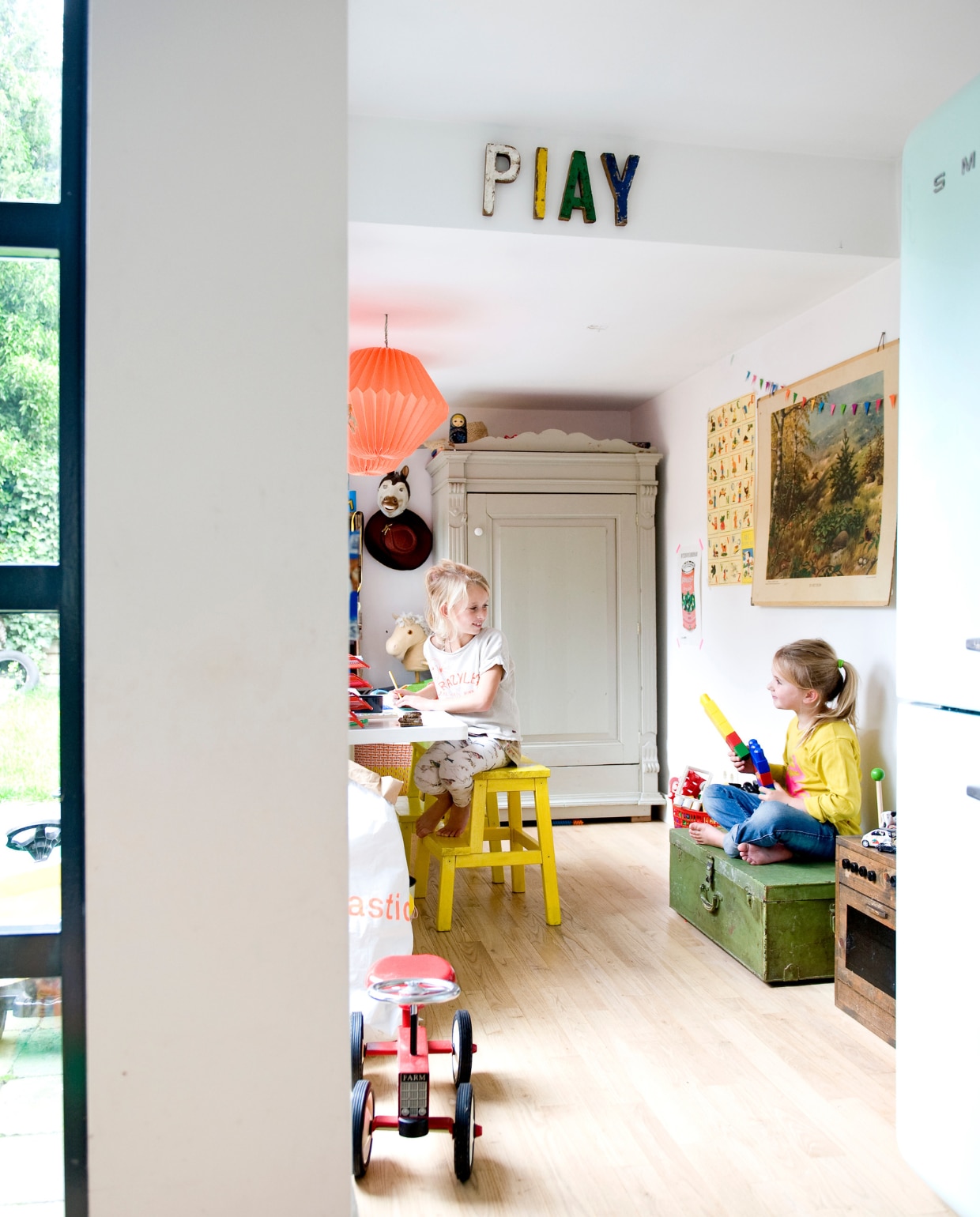 Kast Marktplaats, schoolposter rommelmarkt. Groene kist en oranjerode hanglampen Tica. Krukjes van Ikea, zelf geschilderd. vtwonen 07-2014 | styling Inge van Lieshout | fotografie Louis Lemaire - Inside Homepage