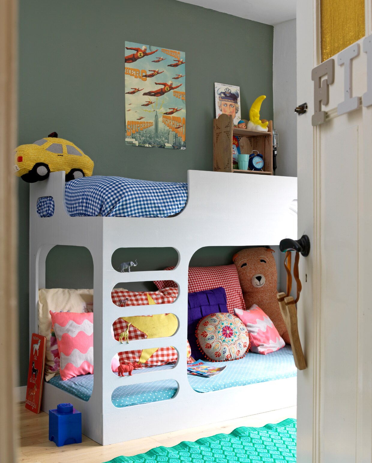 Piet-Hein maakte het bed zelf. Gele taxi Anne-Claire Petit. Vloerkleed Household Hardware. Kussens Blond Amsterdam, Loods 5 en uit Thailand. Beddengoed Cotton Baby. vtwonen 07-2014 | styling Inge van Lieshout | fotografie Louis Lemaire - Inside Homepage