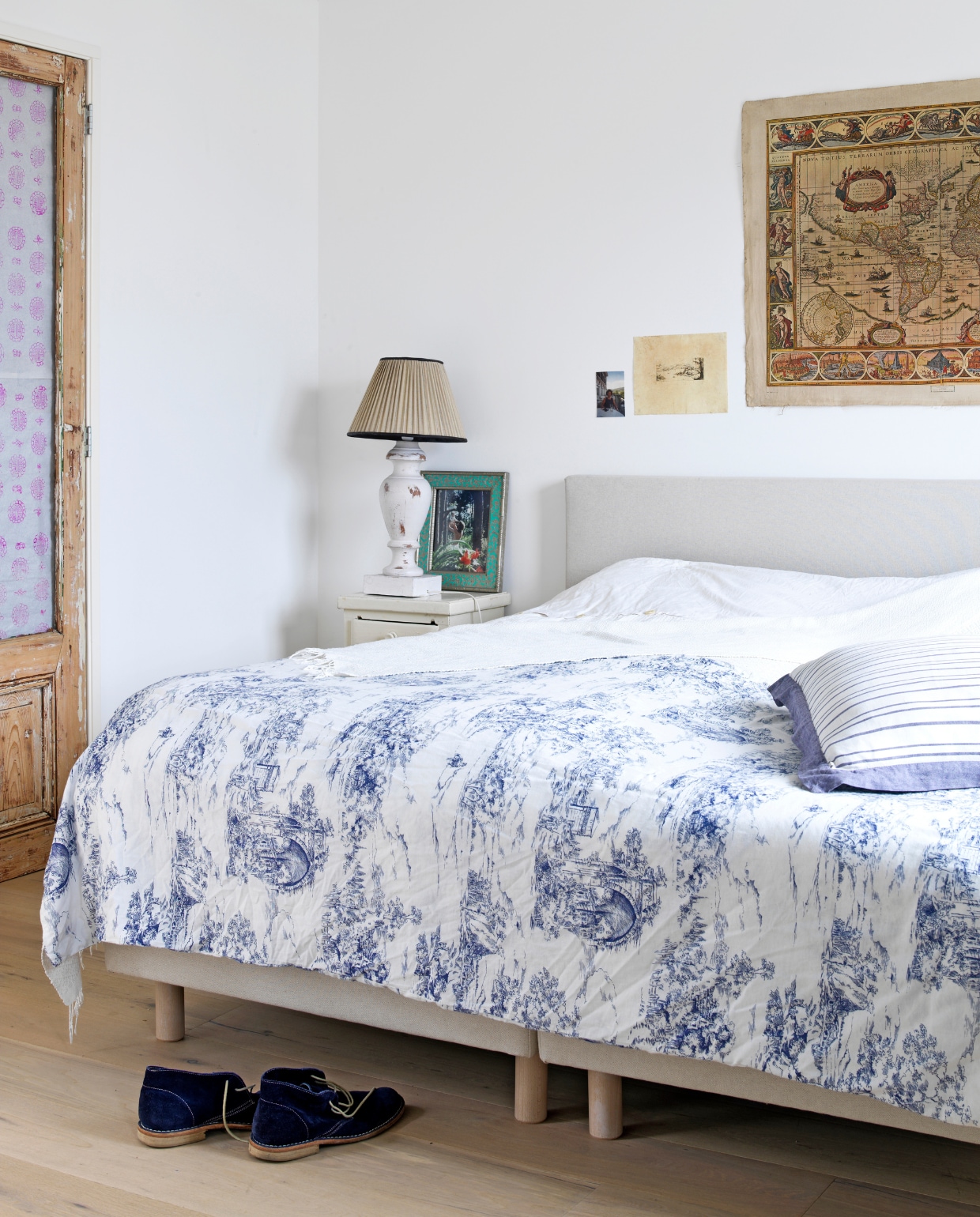 Bed gekocht in Villa Arena, beddengoed van Ikea. Gestreepte kussen Loods 5. Landkaart erfde Josien van haar moeder. Deuren inbouwkast Schijf Restoric. vtwonen 07-2014 | styling Inge van Lieshout | fotografie Louis Lemaire - Inside Homepage