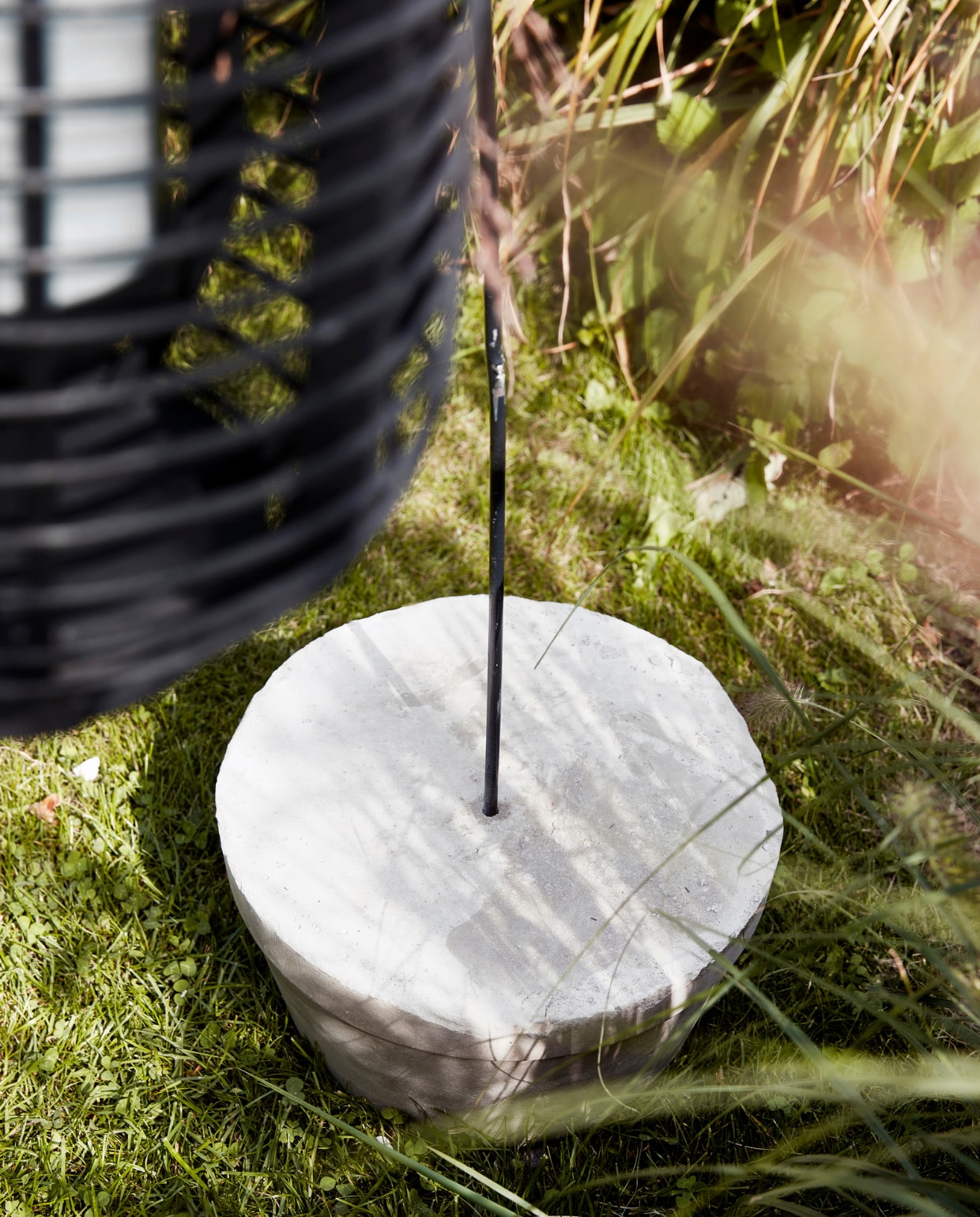 1 Metalen outdoor lamphouder-haak, 15x83 cm (bxh), set per 2 € 24,95 (fruugo.nl). 2 IJzeren herdershaak S van Esschert Design € 16,76 (bol.com). 3 Metalen herdersstaf dubbel € 24,99 (vivara.nl). vtwonen 2023 tuinspecial 7 | productie Corrien Flohil | styling Moniek Visser uitvoering Johan Snoodijk | fotografie peggy janssen