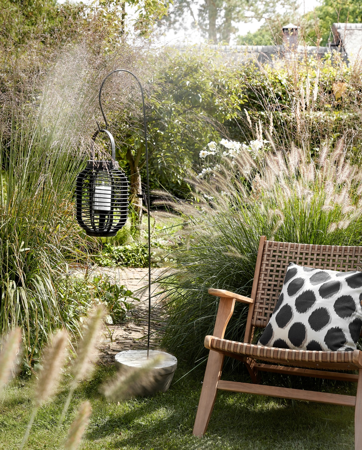 Metalen outdoor lamphouder-haak, 15x83 cm (bxh), set per 2 € 24,95 (fruugo.nl). IJzeren herdershaak S van Esschert Design € 16,76 (bol.com). Metalen herdersstaf dubbel € 24,99 (vivara.nl). vtwonen 2023 tuinspecial 7 | productie Corrien Flohil | styling Moniek Visser | uitvoering Johan Snoodijk | fotografie Peggy Janssen