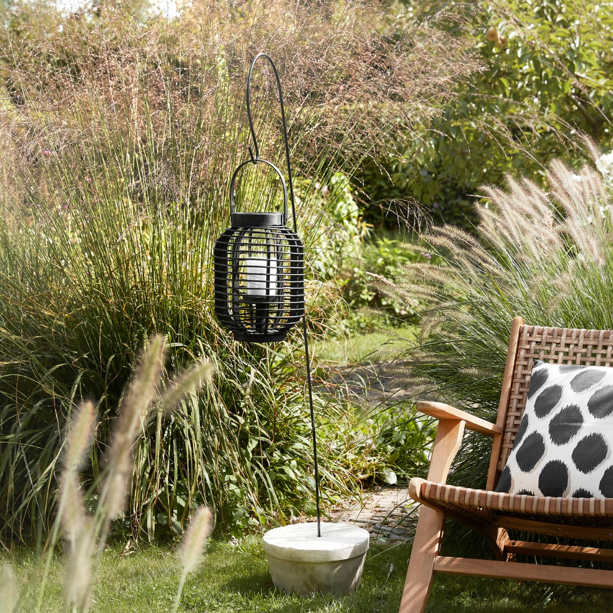 Metalen outdoor lamphouder-haak, 15x83 cm (bxh), set per 2 € 24,95 (fruugo.nl). IJzeren herdershaak S van Esschert Design € 16,76 (bol.com). Metalen herdersstaf dubbel € 24,99 (vivara.nl). vtwonen 2023 tuinspecial 7 | productie Corrien Flohil | styling Moniek Visser | uitvoering Johan Snoodijk | fotografie Peggy Janssen