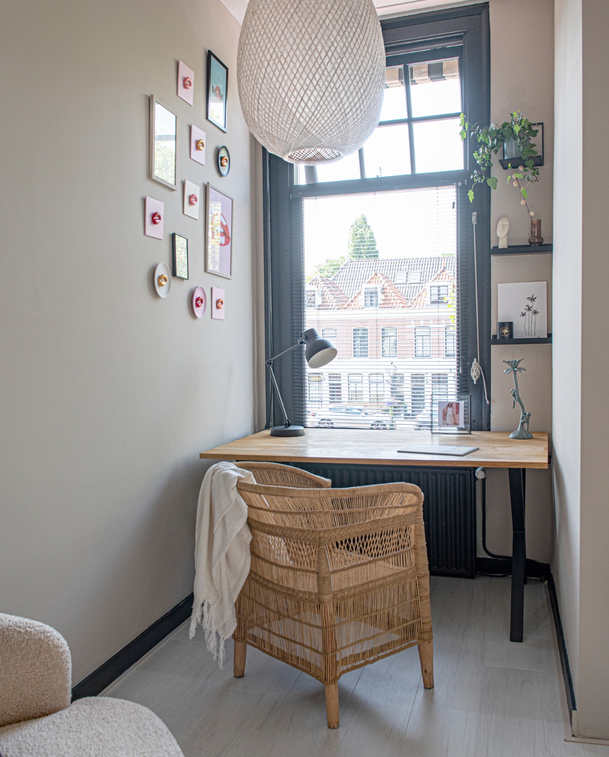 Hanglamp Fonq, bureau zelfgemaakt met stalen onderstel van Karwei, stoel People of the Sun, fauteuil Kwantum, posters Esty en Juniqe, kunstwerken mondjes gemaakt door Nathalie. Overig onbekend. vtwonen 04-2023 | productie De Binnenkijkers | styling Jeske Weel | fotografie Caroline Coehorst