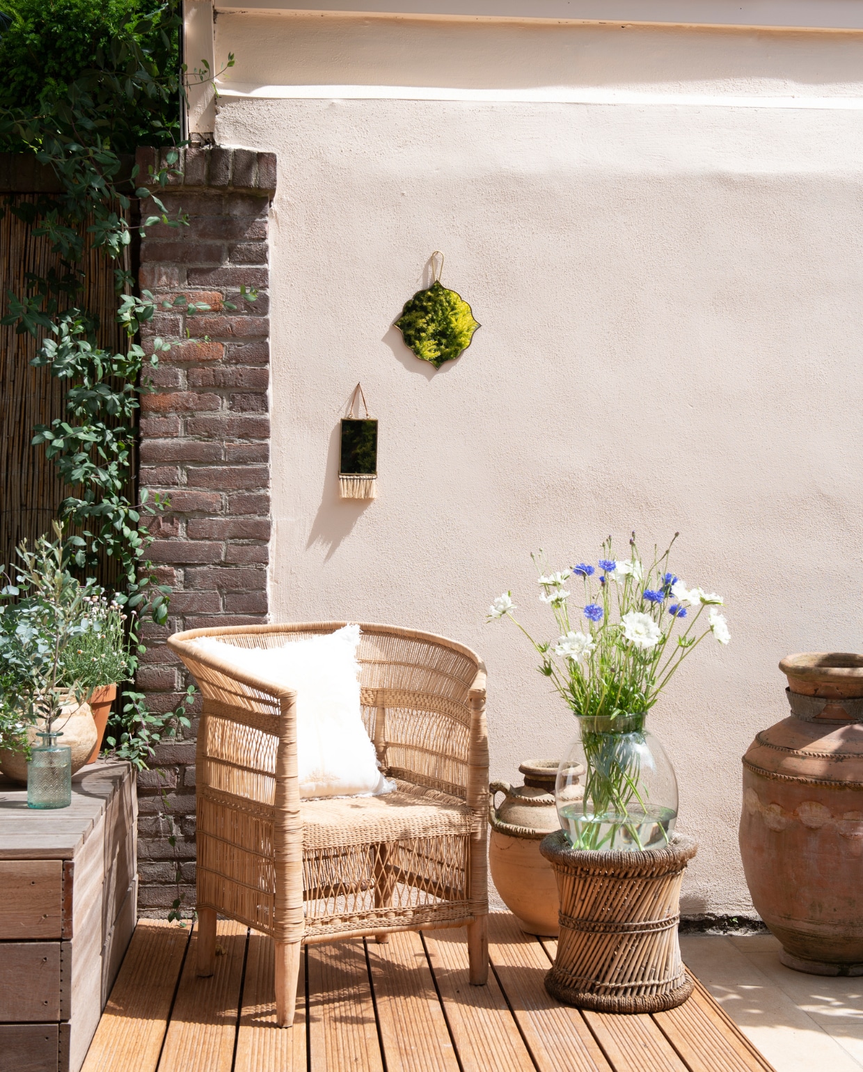 Stoel People of the Sun, bijzettafel Loods 5, planten Intratuin, onderste spiegel Madam Stoltz, bovenste spiegel Sissy-Boy. vtwonen 04-2023 | productie De Binnenkijkers | styling Jeske Weel | fotografie Caroline Coehorst