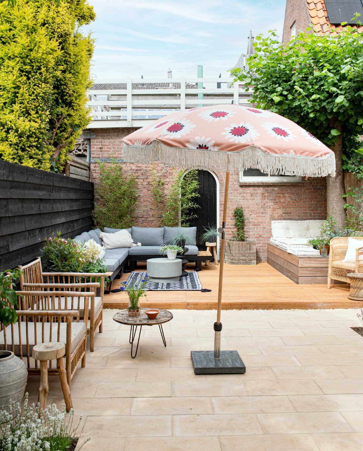 Parasol Embellish Living, stoelen links Exotan, stoel rechts People of the Sun, bijzettafel Household Hardware, kruk Sissy-Boy, tuinbank Exterioo Tuinmeubelen, zwarte bijzettafel Maisons du Monde, vloerkleed Wehkamp, kussens H&amp;M Home. Overig onbekend. vtwonen 04-2023 | productie De Binnenkijkers | styling Jeske Weel | fotografie Caroline Coehorst