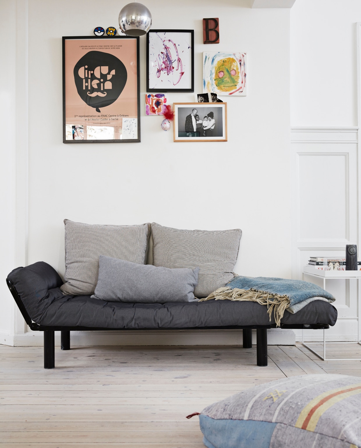 Het ligbed komt uit het zomerhuis van Naja’s ouders. Grijze kussens Ilse Crawford-collectie Ikea. Langwerpig kussen Finders Keepers. Posters Stilleben en zelfgemaakt. Bijzettafel Hay. Poef uit Marrakesh. Overig onbekend vtwonen special binnenkijken 2022 | productie en styling Lykke Foged | fotografie Morten Holtum