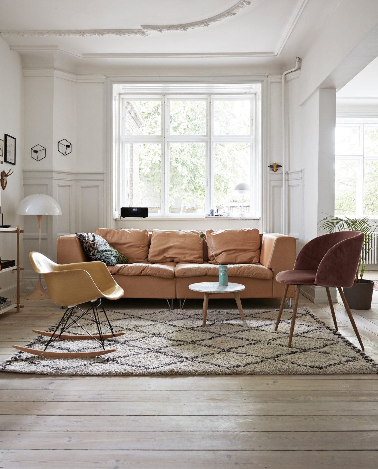 Kast Hay. Vintage vloerlamp Panthella Verner Panton voor Louis Poulsen. Tafellamp Flowerpot &amp;Tradition. Bank van ouders geërfd. Kleed en bijzettafel Ellos. Vintage schommelstoel RAR Eames voor Vitra. Velours stoel Søstrene Grene. Overig onbekend. vtwonen special binnenkijken 2022 | productie en styling Lykke Foged | fotografie Morten Holtum