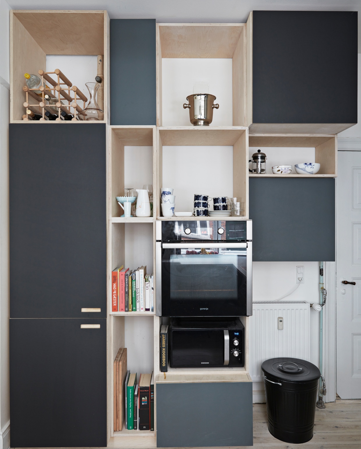 De keuken is door Naja en Frede zelf samengesteld. Kasten Ikea, fronten &amp;Shufl. vtwonen special binnenkijken 2022 | productie en styling Lykke Foged | fotografie Morten Holtum