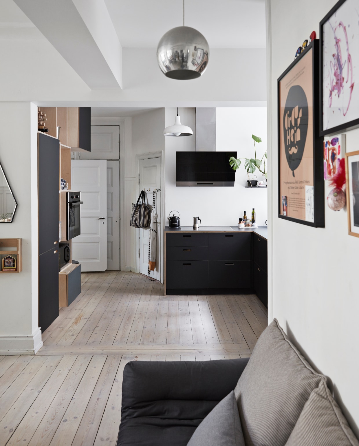 Keukenkasten Ikea, fronten &amp;Shufl. Afzuigkap Asko. Hanglamp VP6 &amp;Tradition. Posters Stilleben en zelfgemaakt. Grijze kussens Ilse Crawford-collectie Ikea. vtwonen special binnenkijken 2022 | productie en styling Lykke Foged | fotografie Morten Holtum
