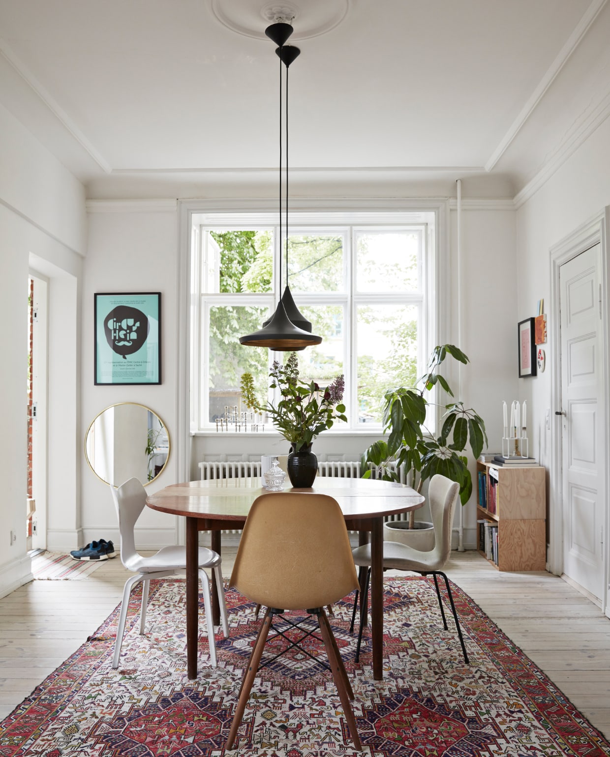 Tafel en witte stoelen veilingsite Lauritz. Gele stoel DSW Eames voor Vitra. Hanglampen Tom Dixon. Poster Stilleben. Spiegel en vloerkleed tweedehands. Houten kastblokken Tinytiny.dk. Overig onbekend. vtwonen special binnenkijken 2022 | productie en styling Lykke Foged | fotografie Morten Holtum