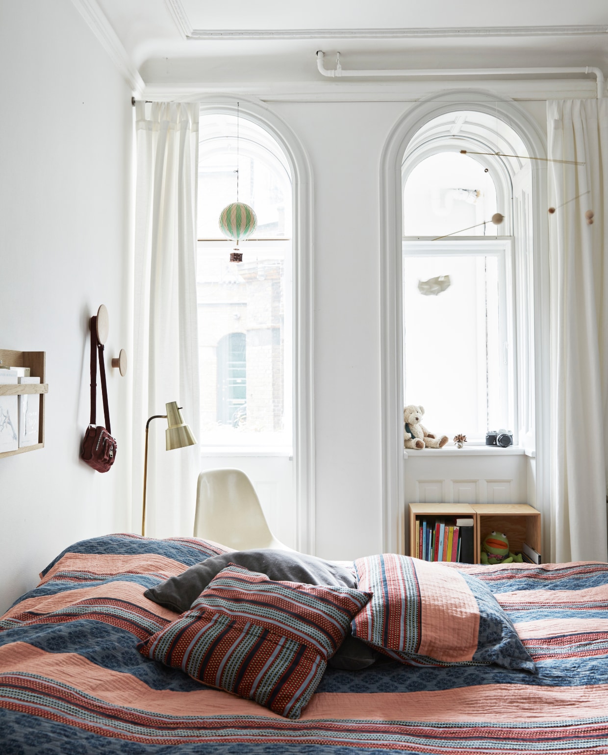 Kast Hau. Bed Jysk. Sprei uit India. Wandlamp vintage. Wandhangers Dots Muuto. Overig onbekend vtwonen special binnenkijken 2022 | productie en styling Lykke Foged | fotografie Morten Holtum