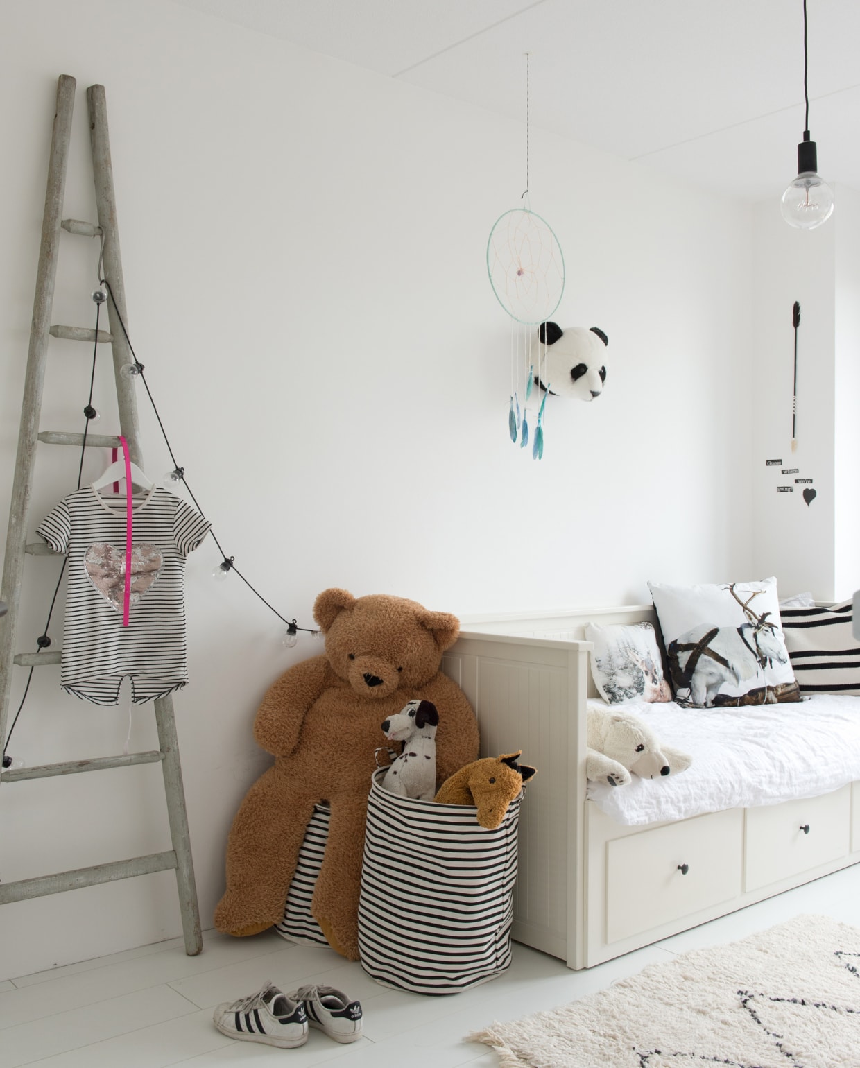 Vintage Franse ladder. Lampenslinger loftloft.nl. Waszakken Love Warriors. Kleed The Souks. Panda Wild &amp; Soft. Bed Ikea. Kussens Loods 5. Hanglamp bouwmarkt. vtwonen 12 binnenkijken special 2019 | Styling Wilma Custers (Features &amp; More), Rozmeen Koornneef | Fotografie Trui Heinhuis