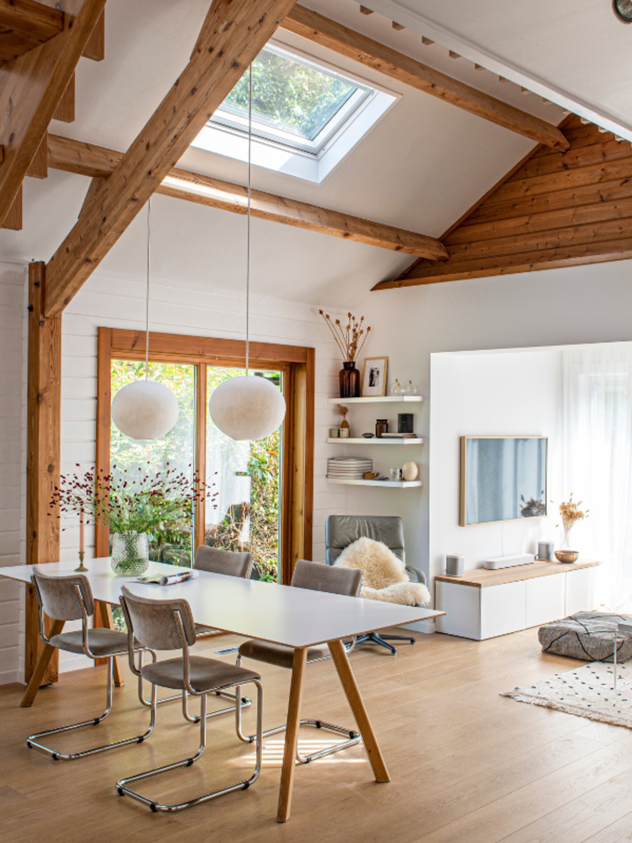binnenkijken in houten huis met bostuin