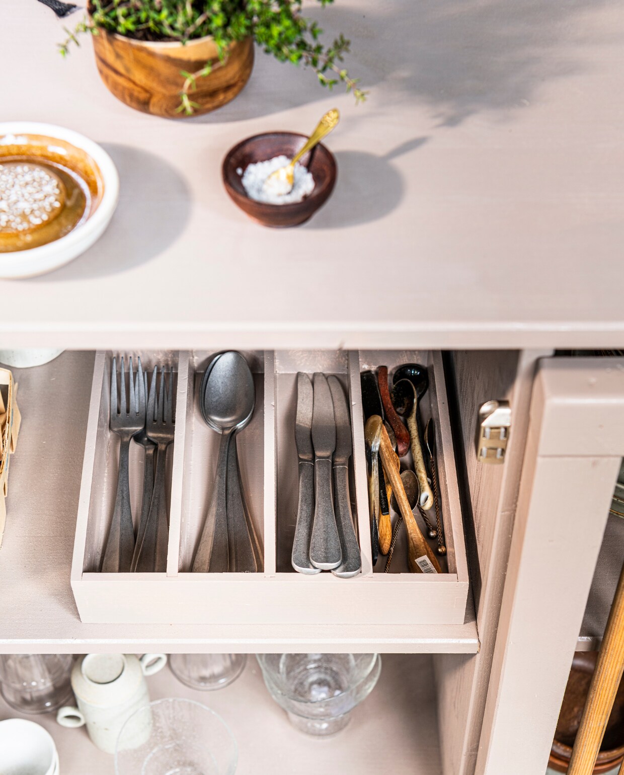 Goudkleurige salt spoon, klein acaciahouten schaaltje IB Laursen. Overig onbekend. vtwonen 07-2021 | productie &amp; styling Kim van Rossenberg | uitvoering Richard van Meerveld | fotografie Sjoerd Eickmans