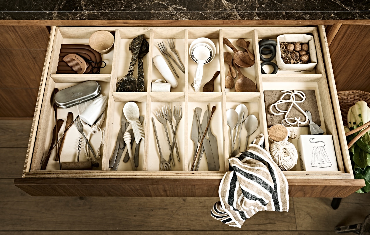 Smalle houten lepels linksonder en midden Stirring Spoon, zilveren vork linksonder Flora Vulgaris Dessert Fork van Merci, houten bakje linksboven Birch Bowl, witte lepel met visgraathandvat linksonder Dashi Spoon, zilveren vork linksboven van Merci, zilveren bestek van Merci, houten lepels midden boven Enter The Loft. Theedoek, schaar en kam met wit knoopzakje, brillenkoker, flesopener, zilverkleurige bel rechtsonder Maison NL. Witte marmeren fruitpers, kleine houten messen linksonder, gevlekt slabestek linksboven, witte doos met zakjes Sissy-Boy. Bruine rubberen onderzetter, marmeren pers linksboven onderdeel van vijzel van Ferm Living, bruine stenen onderzetter rechts Wonen met Lef. Witte honingspatel, onderdeel van set met pot, witte mini-mok, witte maatbakjes, witte hakenset, houten rolmaat, witte klos touw, mand Zara Home. Zwarte servetringen, set van 4 H&amp;M Home. Overig privébezit. vtwonen 09-2022 | styling Liza Wassenaar | fotografie Sjoerd Eickmans | assistentie Kula Isabelle van den Broek, Zella Caprino | locatie Enter the loft