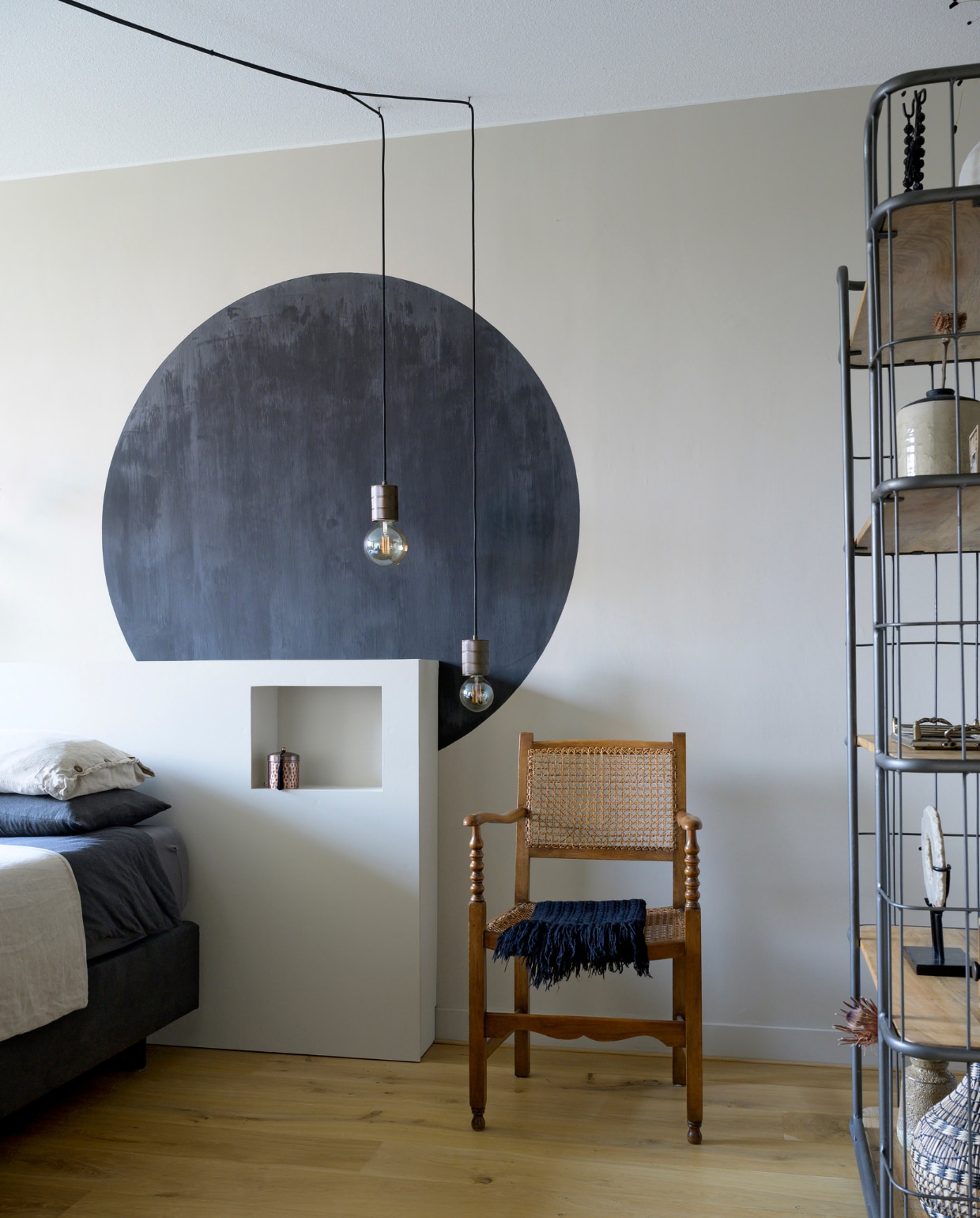 Beddengoed H&amp;M Home. Cirkel zelf aangebracht met restje kalkverf. Rieten stoel erfstuk van grootouders. Hanglampen Het Posthuys. Open kast Casa Vivante. vtwonen 08-2021 | styling José Spaans | fotografie Stephanie Driessen