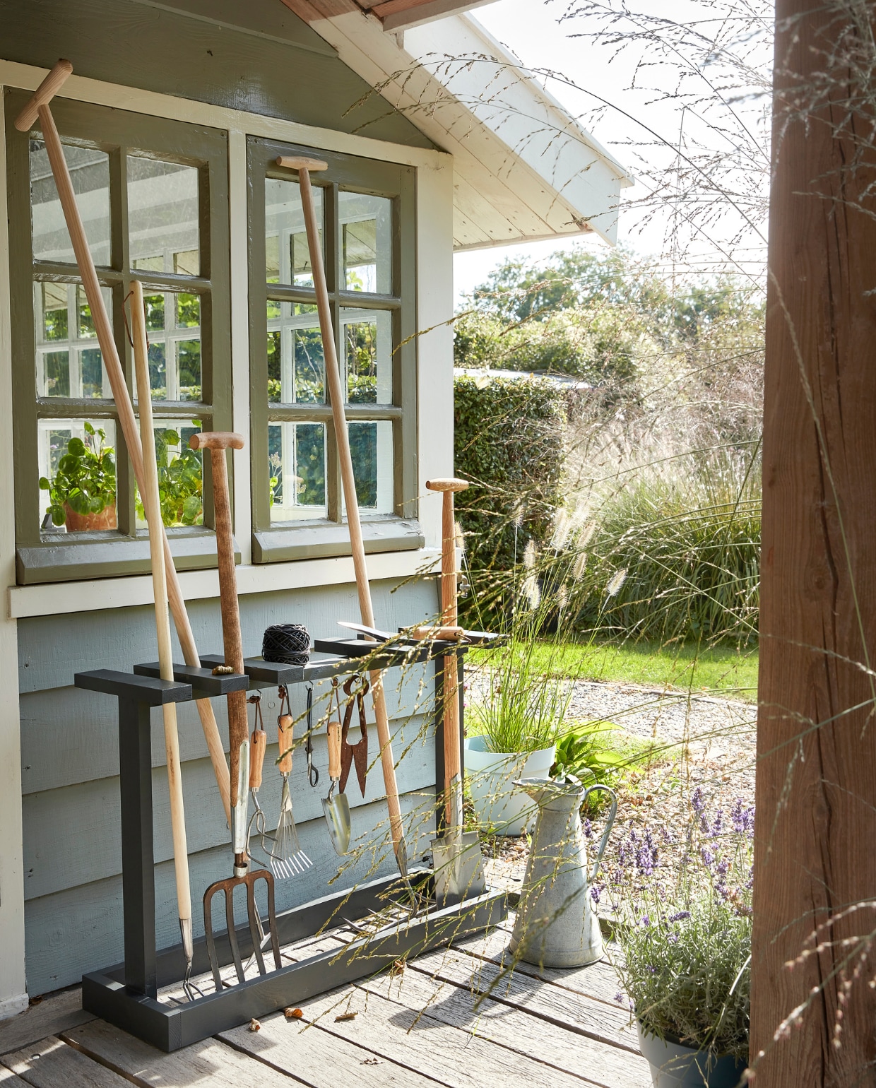 Schoffel, spade met steps, sloothark, verplantschopje, RHS plantschop, cultivator, RHS bladhark handmodel, RHS handcultivator De Wiltfang. Klos zwarte bindbuis Intratuin. Overig ouder gereedschap en oude lampetkan privébezit vtwonen special tuin 07 | productie Corrien Flohil | styling Moniek Visser | uitvoering Johan Snoodijk | fotografie Peggy Janssen