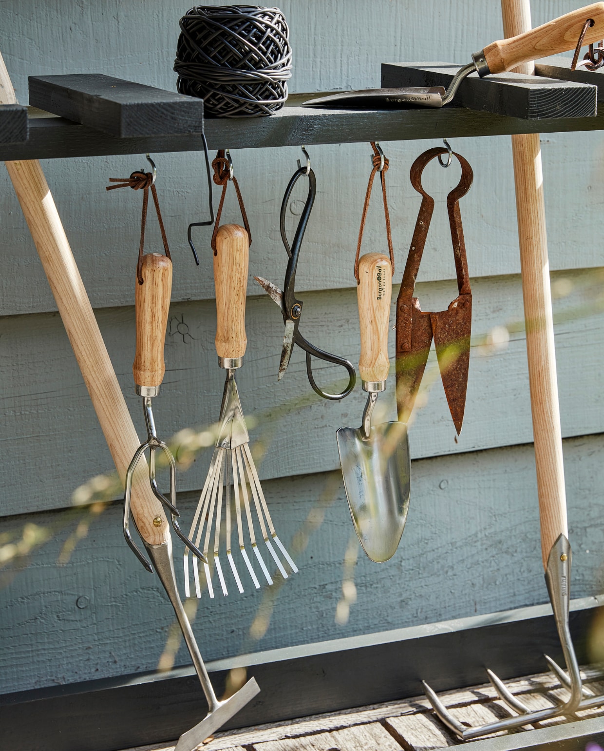 Schoffel, spade met steps, sloothark, verplantschopje, RHS plantschop, cultivator, RHS bladhark handmodel, RHS handcultivator De Wiltfang. Klos zwarte bindbuis Intratuin. Overig ouder gereedschap en oude lampetkan privébezit vtwonen special tuin 07 | productie Corrien Flohil | styling Moniek Visser | uitvoering Johan Snoodijk (@snoodijkenco) | fotografie Peggy Janssen