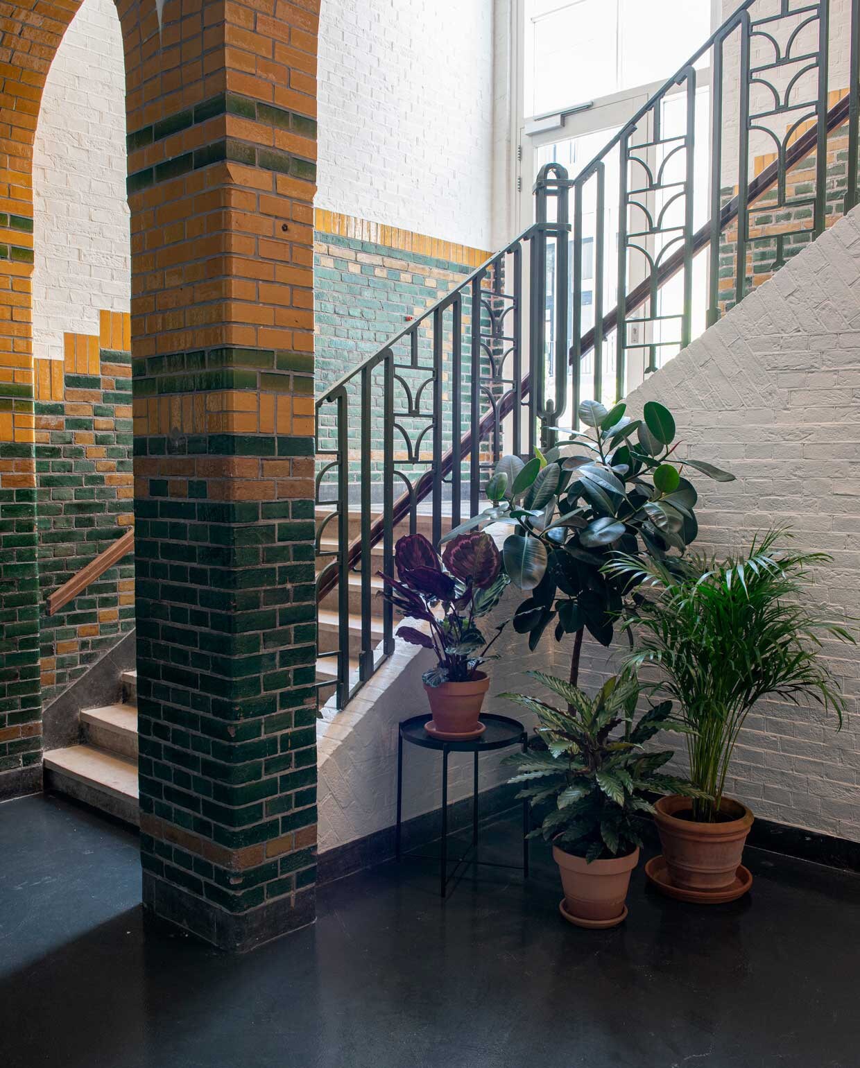 Voormalig schoolgebouw, trappenhuis, planten, bakstenen vtwonen 12-2020 binnenkijken special | Styling Geertje Planken | Fotografie Caroline Coehorst