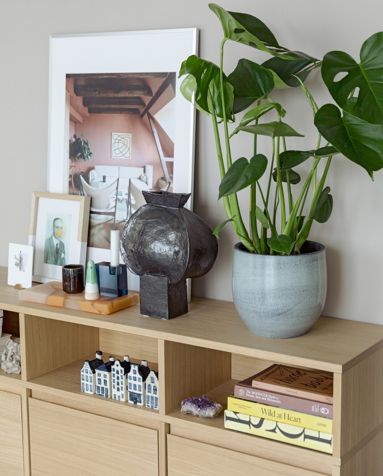 Kast Tylko, KLM Business Class huisjes, Inner Compass Cards via Neel van Lierop, fotoprint van The Audo in Kopenhagen zelfgemaakt, tray van Sabine Marcelis voor Kinfill, geurkaars Ikea x ByRedo, groen figuur Studio Arhoj, kaarsenstandaard Fest, vaas Fundamente, print via Pinterest, matte muurverf (IG KH M-066) Histor, overig onbekend. vtwonen 05-2022 | styling Ilona Jongepier | fotografie Dana van Leeuwen