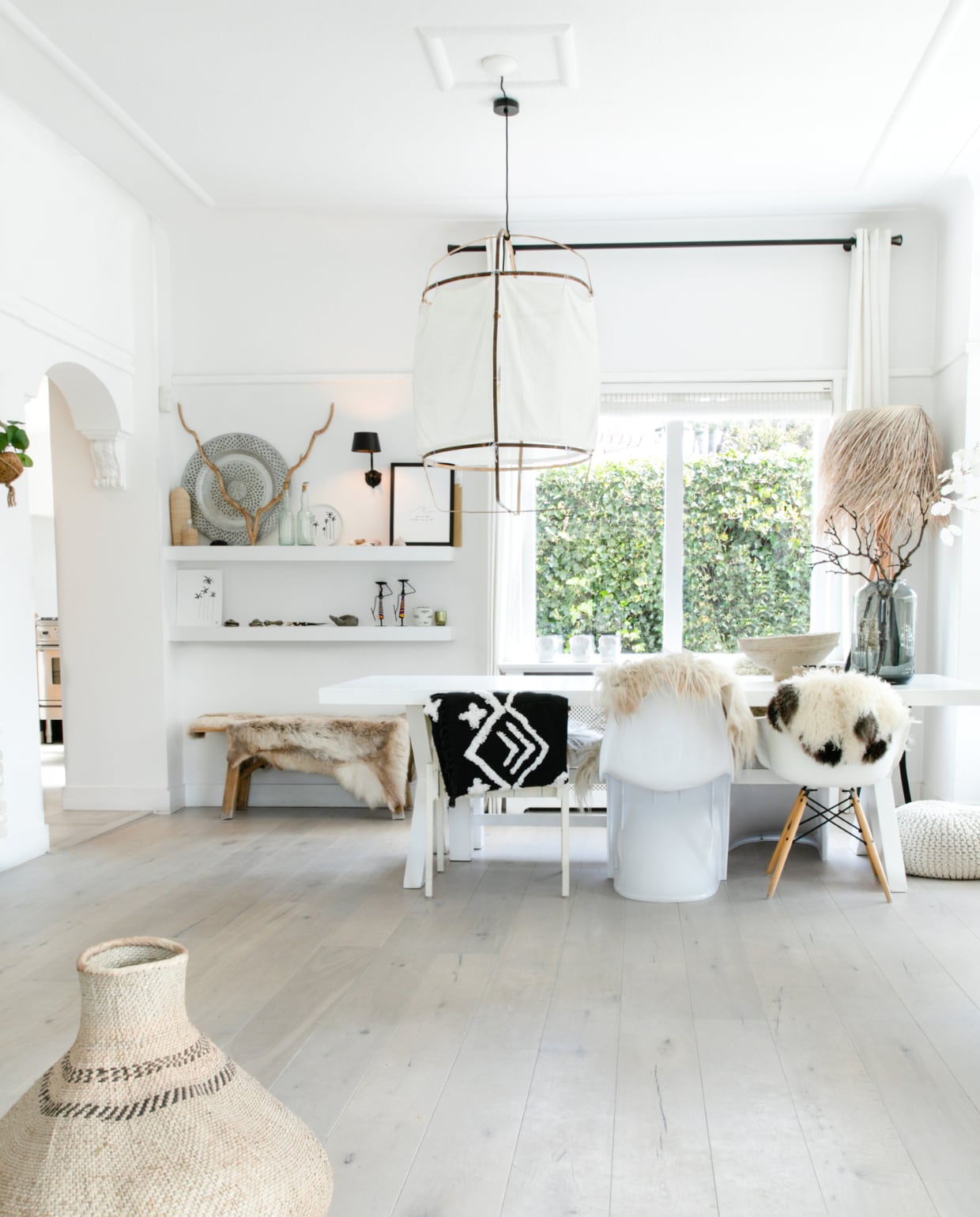 Eettafel Loods 5, eetkamerstoelen Piet Hein Eek en Vitra, hanglamp Ay Illuminate, accessoires uit Marrakech, vloerlamp Rock the Kasbah, vachten Frankes Vachten, wandkleur Ral 9010, wit gelakte eikenhouten vloer. Overig onbekend. vtwonen 04-2023 | fotografie Monique Koelman