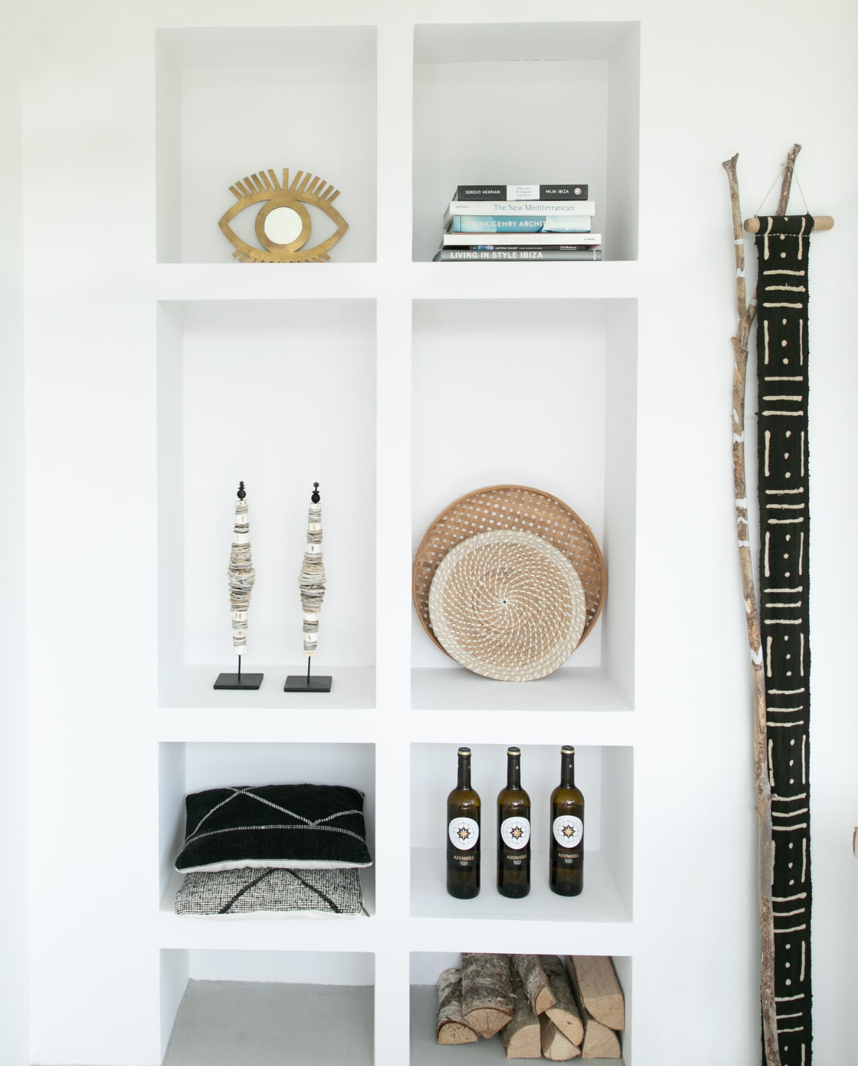 Stuckast eigen ontwerp, wandkleur Ral 9010, kandelaar Casa Gitiane, wandhanger Sukha, microcement vloer. Overig onbekend. vtwonen 04-2023 | fotografie Monique Koelman
