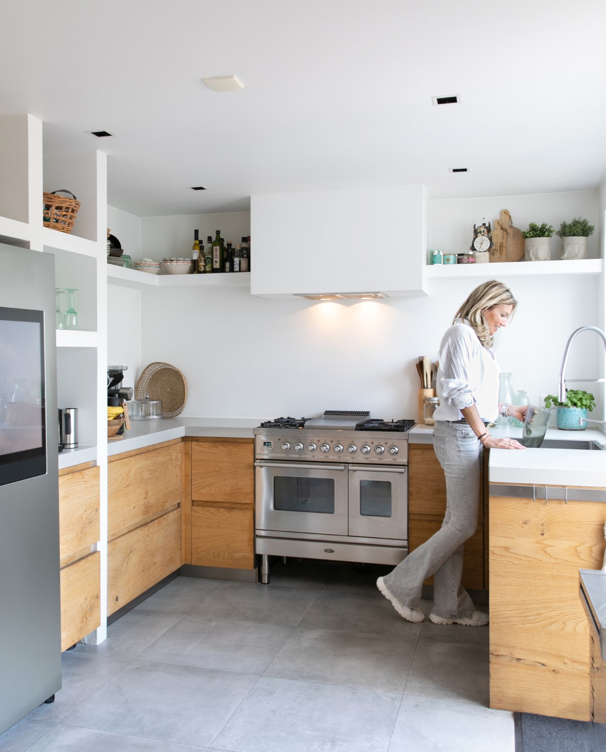 Keuken eigen ontwerp, koelkast Samsung, wandkleur Ral 9010, microcement vloer. Accessoires souvenirs, vintage en onbeke vtwonen 04-2023 | fotografie Monique Koelman