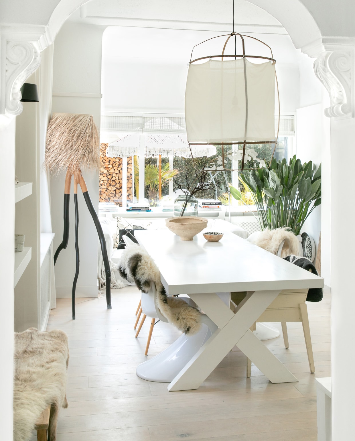 Eettafel Loods 5, eetkamerstoelen Piet Hein Eek en Vitra, hanglamp Ay Illuminate, accessoires uit Marrakech, vloerlamp Rock the Kasbah, vachten Frankes Vachten, wandkleur Ral 9010, wit gelakte eikenhouten vloer. Overig onbekend. vtwonen 04-2023 | fotografie Monique Koelman