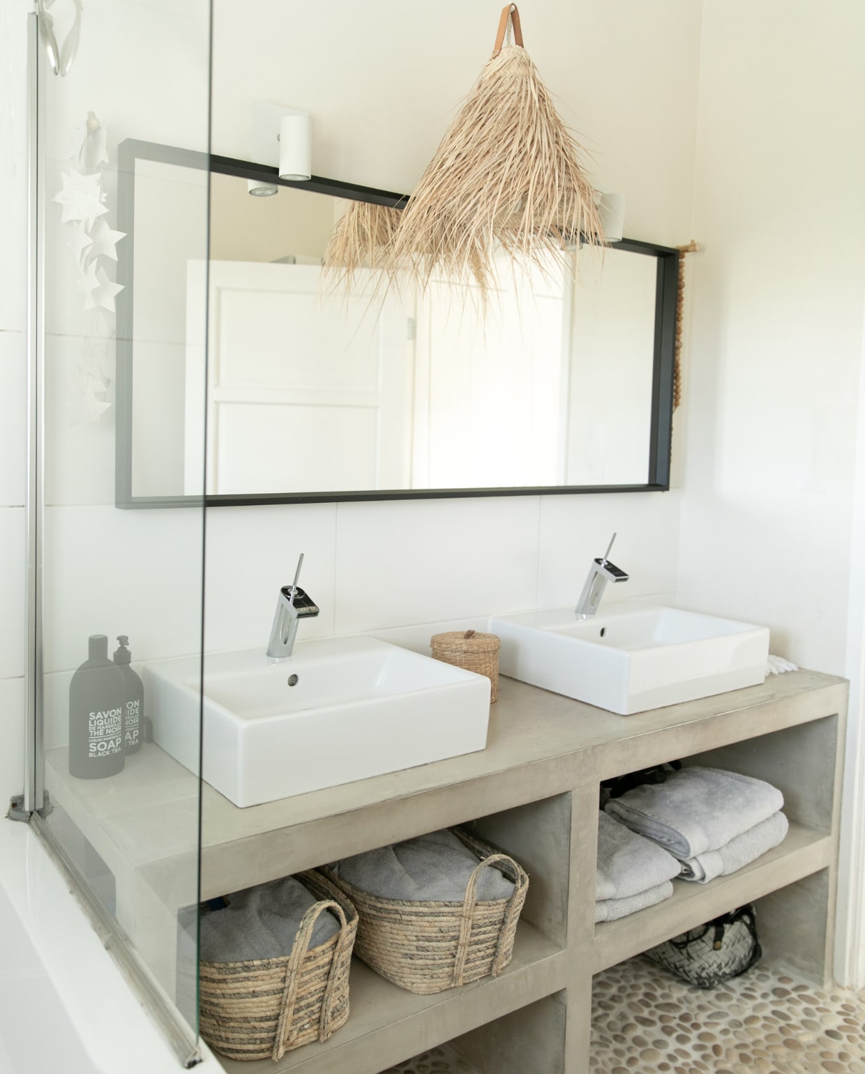 Badkamer eigen ontwerp, lamp markt uit Marrakech, gietvloer met kiezels, wandkleur Oyster van Carte Colori. Overig onbekend. vtwonen 04-2023 | fotografie Monique Koelman