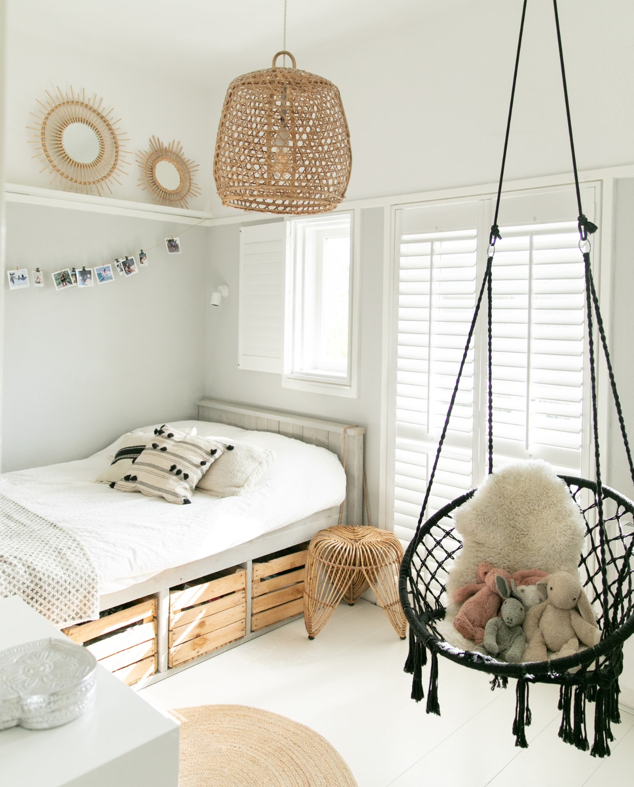Bed eigen ontwerp, spiegels en hanglamp uit Marrakech, hangstoel en kleed Xenos, kussens Bazar Bizar, kruk Tine K Home, wandkleur Wolkenwit van Karwei, wandkleur boven Ral 9010. Overig onbekend. vtwonen 04-2023 | fotografie Monique Koelman