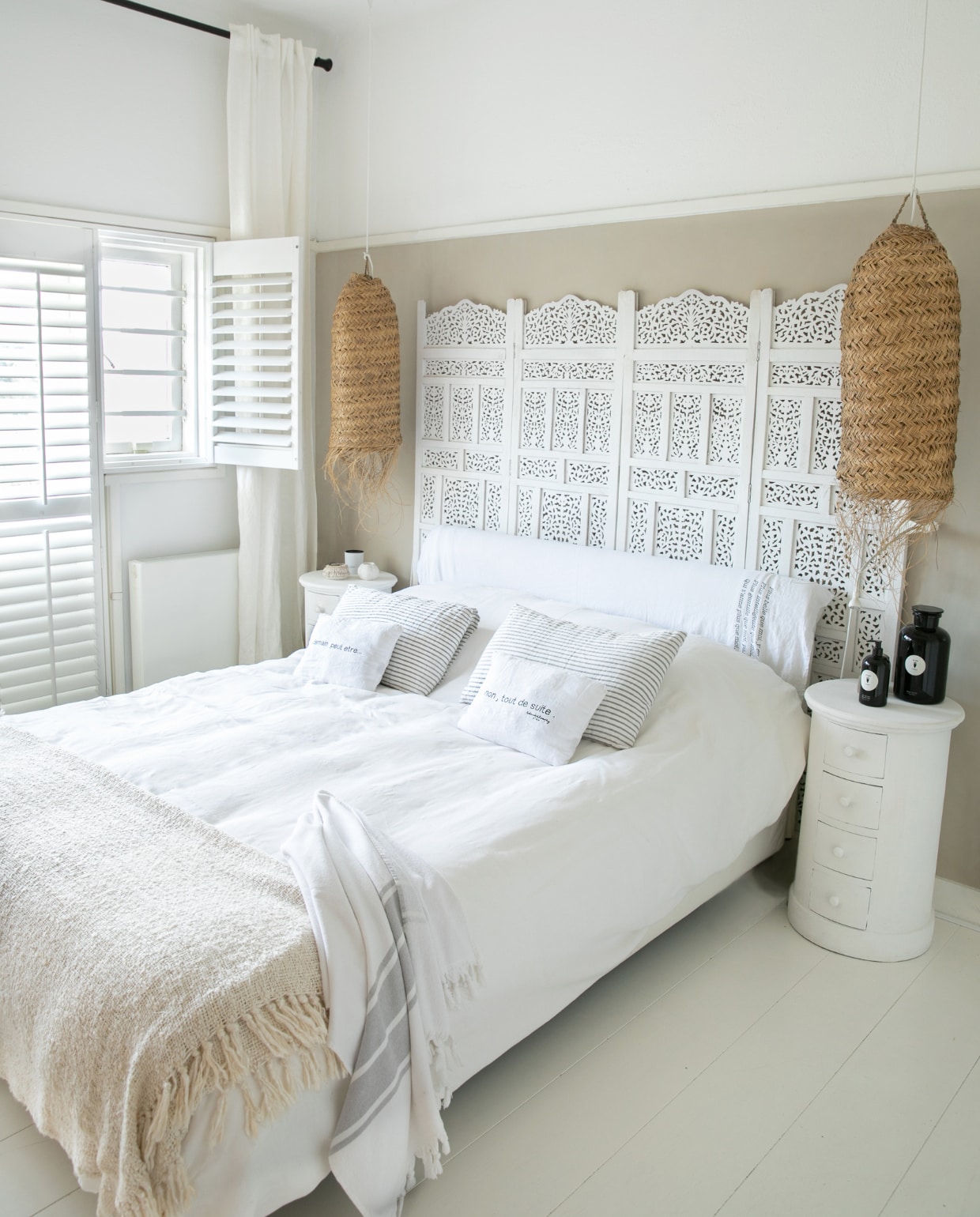 Hoofdbord Zenza Home, hanglampen Couleur Locale, linnen beddengoed Ikea, kussens Bed And Philosophy, sprei Bazar Bizar, wit gelakte eikenhouten vloer, wandkleur Ral 9010, overig onbekend. vtwonen 04-2023 | fotografie Monique Koelman