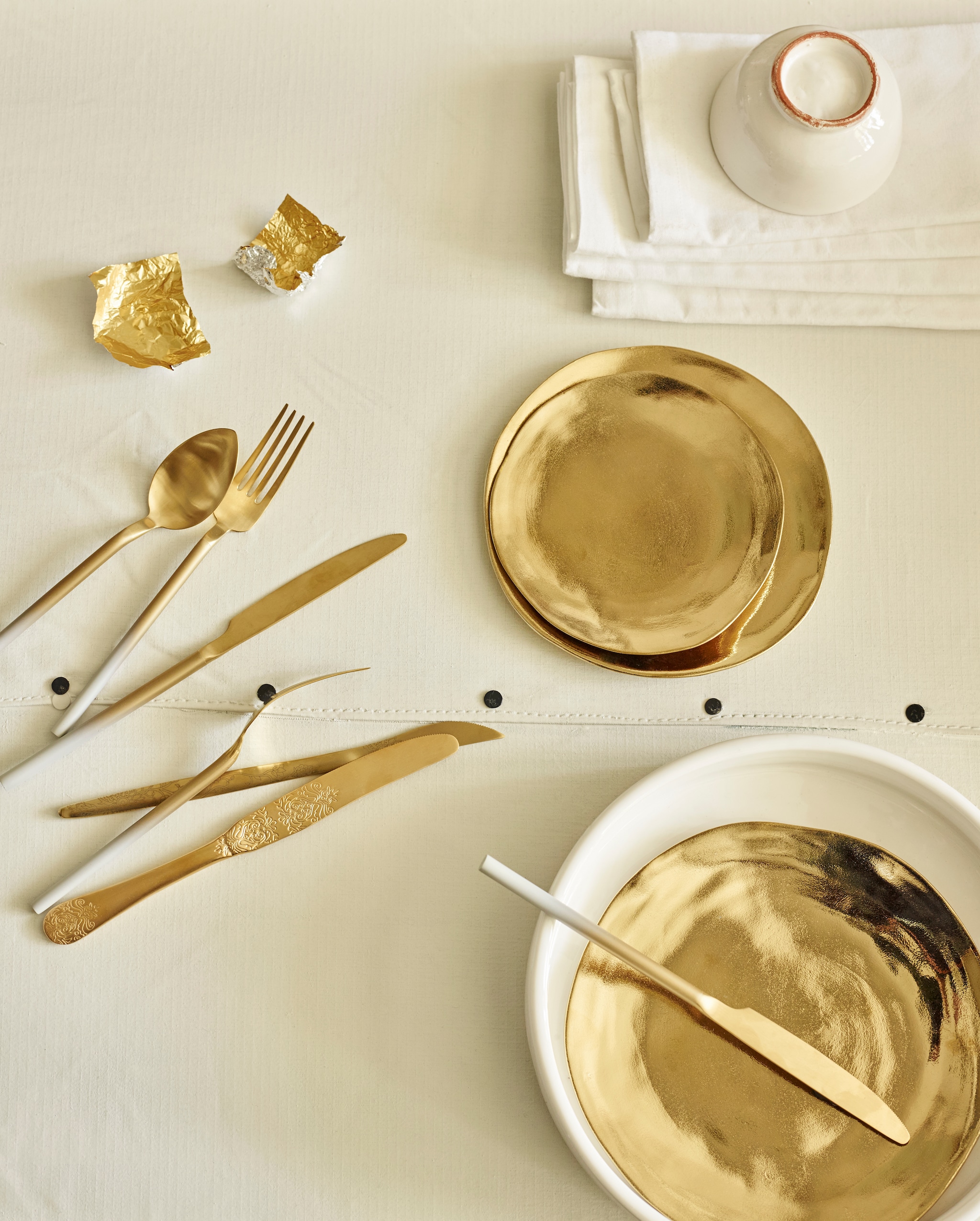 Goudkleurige borden &amp; Klevering. Bestek Zenza. Servetten Nijhof. Kommetje, wit bord met opstaande rand Household Hardware. vtwonen 07-2016 | Styling Marianne Luning | Fotografie Tjitske van Leeuwen | Assistentie Lisa van der Laan | Met dank aan Portrait (Haarlem)