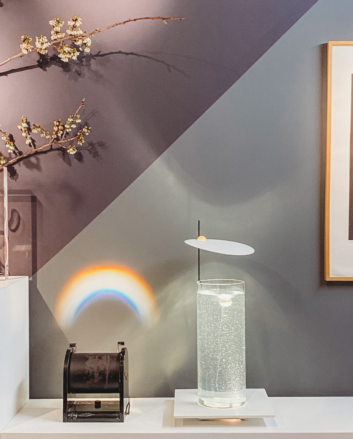 PAD Nes Gallery, twee lampen, regenbooglamp geprojecteerd, lamp water, balletje Beeld vtwonen | Fotografie Laura Zuidema | PAD | Nes Gallery
