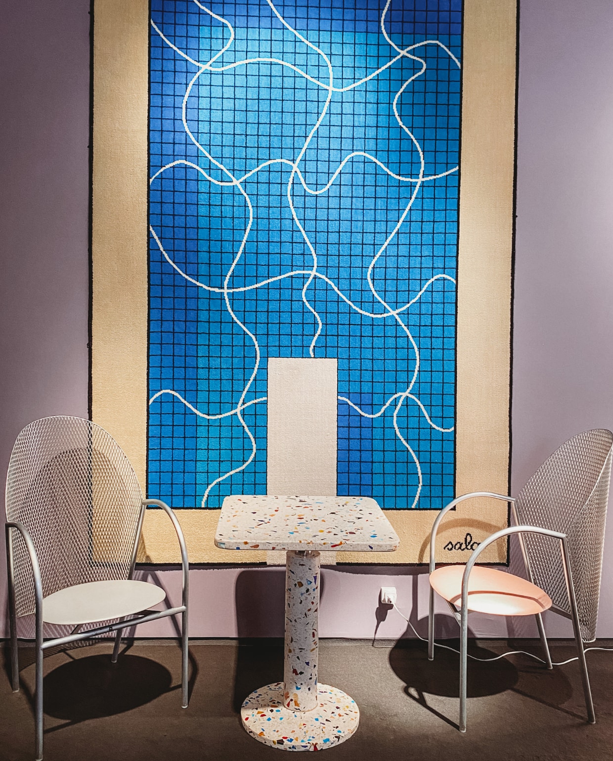 PAD Nes Gallery, blauw tapijt terrazzo tafel Beeld vtwonen | Fotografie Laura Zuidema | PAD | Nes Gallery