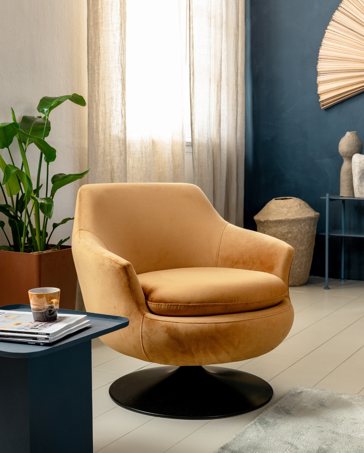 Bruine velvet draaifauteuil Jada, WOOOD, €509,15 (bij bol.com)