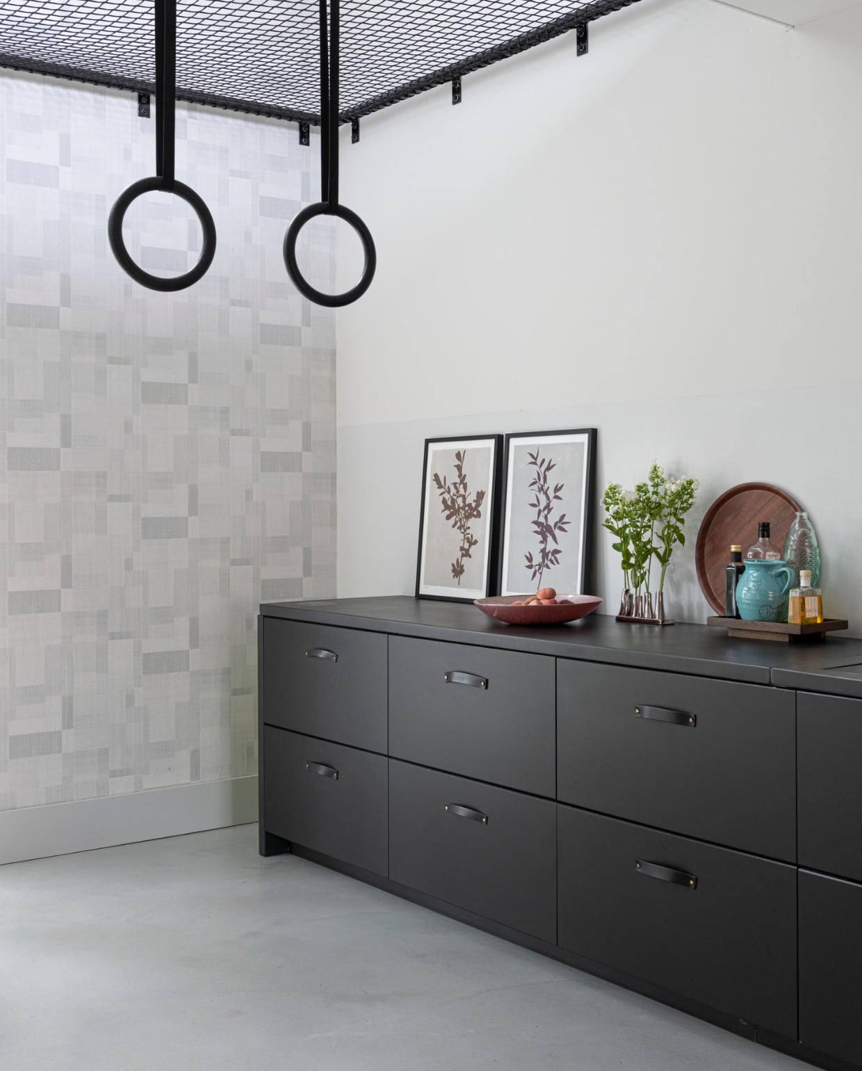 Speelnet gebouwd door bouwbedrijf Klomp. Net van Van Beelen NTN. Op de vloer Ultratop in betonlook, behang op muur rond raam Norrköping Engblad &amp; Co. Keukenkasten en fronten Kungsbacka Ikea. Vezelcementplaat door Evolve via Leurs Interieurbouw. Roze fruitschaal, leren ladegrepen Loods 5. Lijsten Printedplant. Zilveren vaasje kringloop. Rond houten dienblad H&amp;M Home. Vierkant dienblad, blauwe kan Ikea. Zwarte ringen bol.com. vtwonen 07-2021 | styling Sharon Roest | fotografie Caroline Martinot