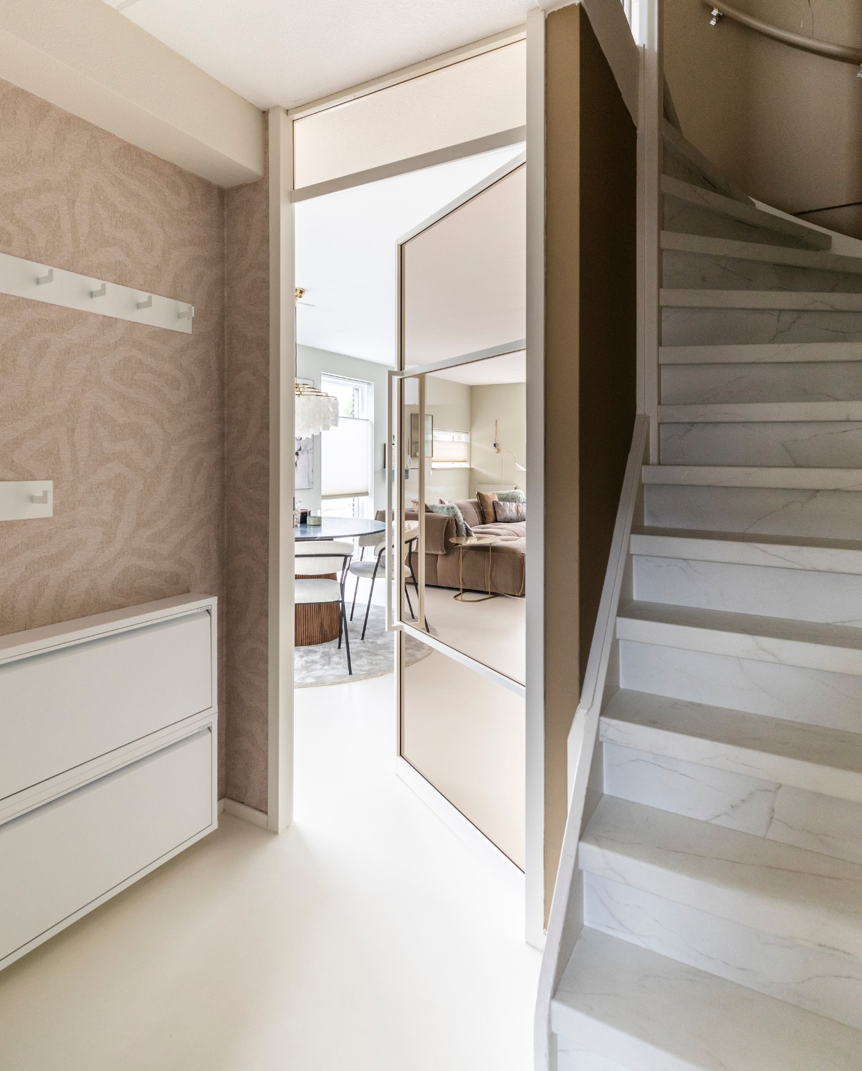 Verf muur 85% Kokos Flexa. Behang Embrace 324001 Eijffinger. Deur zuiver wit met rookglas in een bronstint GewoonGers. Trap met verlichting decor Bright Marble Upstairs. Plafondlamp Kap Hang Viggo crème van Light &amp; Living Dutch Home Label. Wandornament Katiola Palm blad van Light &amp; Living Dutch Home Label. Kapstok Leatherman 5-haaks Spinder Design. Schoenenkast Billy Spinder Design. Weer verliefd op je huis aflevering 1 seizoen 18 | styling Eva van de Ven | fotografie Margriet Hoekstra