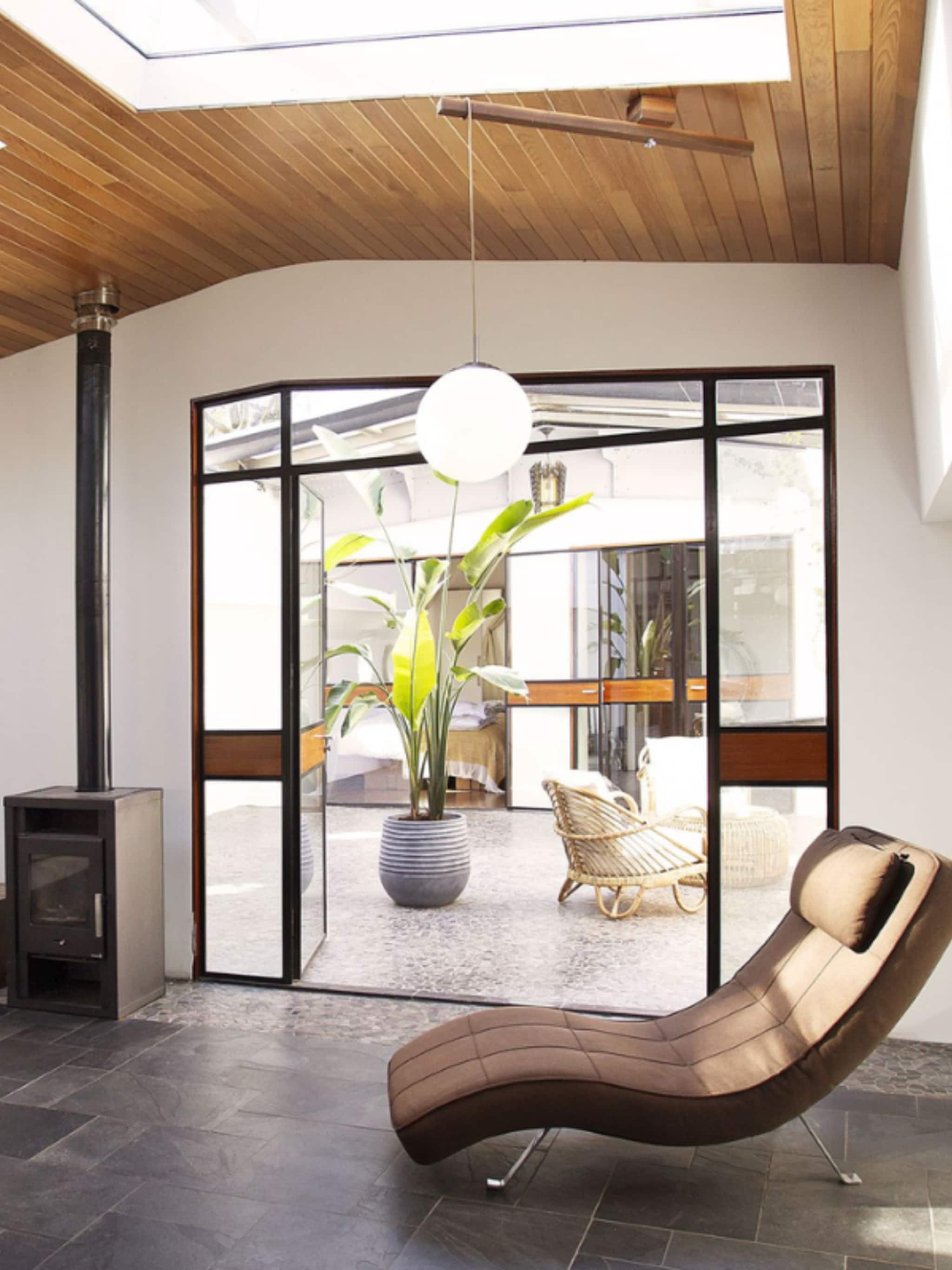 funda find stijlvol wonen op een moderne woonboot in amsterdam