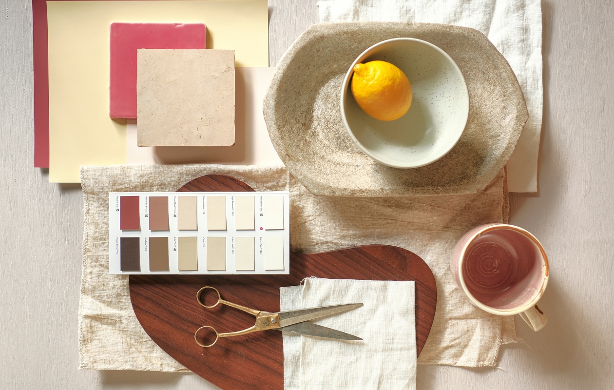 Offwhite linnen gordijnstof Abel Off 0411491, per meter € 24,- (kwantum.nl). Linnen gordijnstof Pure White en linnen gordijnstof Sea Shell, prijs op aanvraag (bymolle.com). Roze Spaanse tegel Azulejos Rosa, 10x10 cm € 99,50, ongeglazuurde Marokkaanse tegel Zellige Naturel, 10x10 cm € 79,50 (designtegels.nl). Rozerode verfstaal Eating Room Red, gele verfstaal Green Ground, lichtroze verfstaal Calamine (farrow-ball.com). Verfstalenkaart (littlegreene.nl). Roze mok Rustic € 9,95 (hkliving.com). Essenhouten snijplank Cairn van Ferm Living, set van 3 € 135,-, wit-bruine kom Midi van Ferm Living uit set van 3 € 79,- (vtwonen.nl/shop). Schaar en schaal van natuursteen privébezit. vtwonen 05-2023 | styling Marlies Does | fotografie Sjoerd Eickmans | assistentie Mandy Kimmijzer