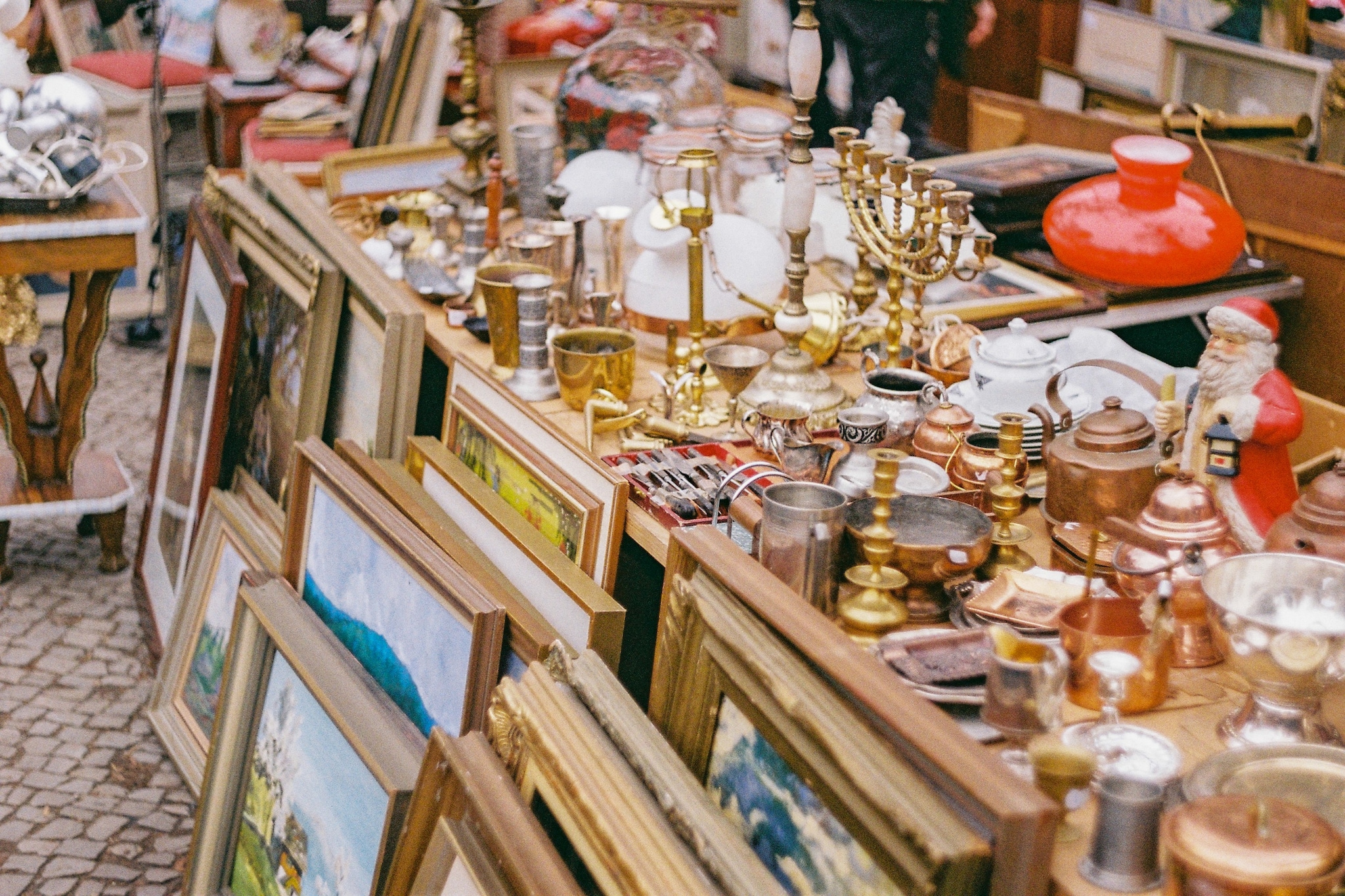 7x tips om tweedehands parels te scoren op de vrijmarkt op Koningsdag Unsplash
