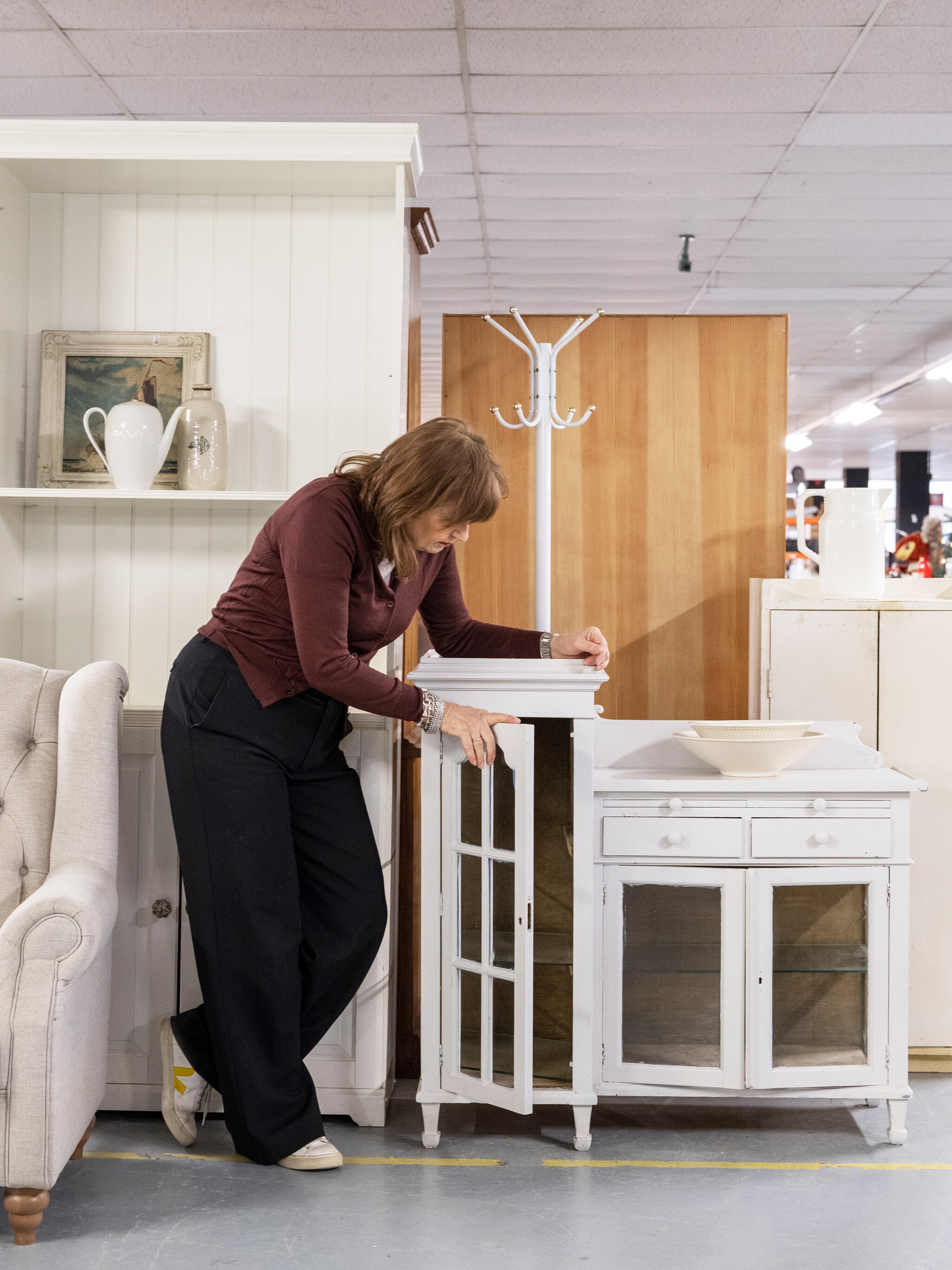 slagen in de kringloopwinkel stylist fietje probeer door bepaalde items heen te kijken